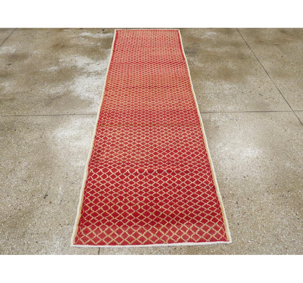 Un tapis anatolien turc vintage de la seconde moitié du 20e siècle avec un motif de diamants sur un fond de briques.