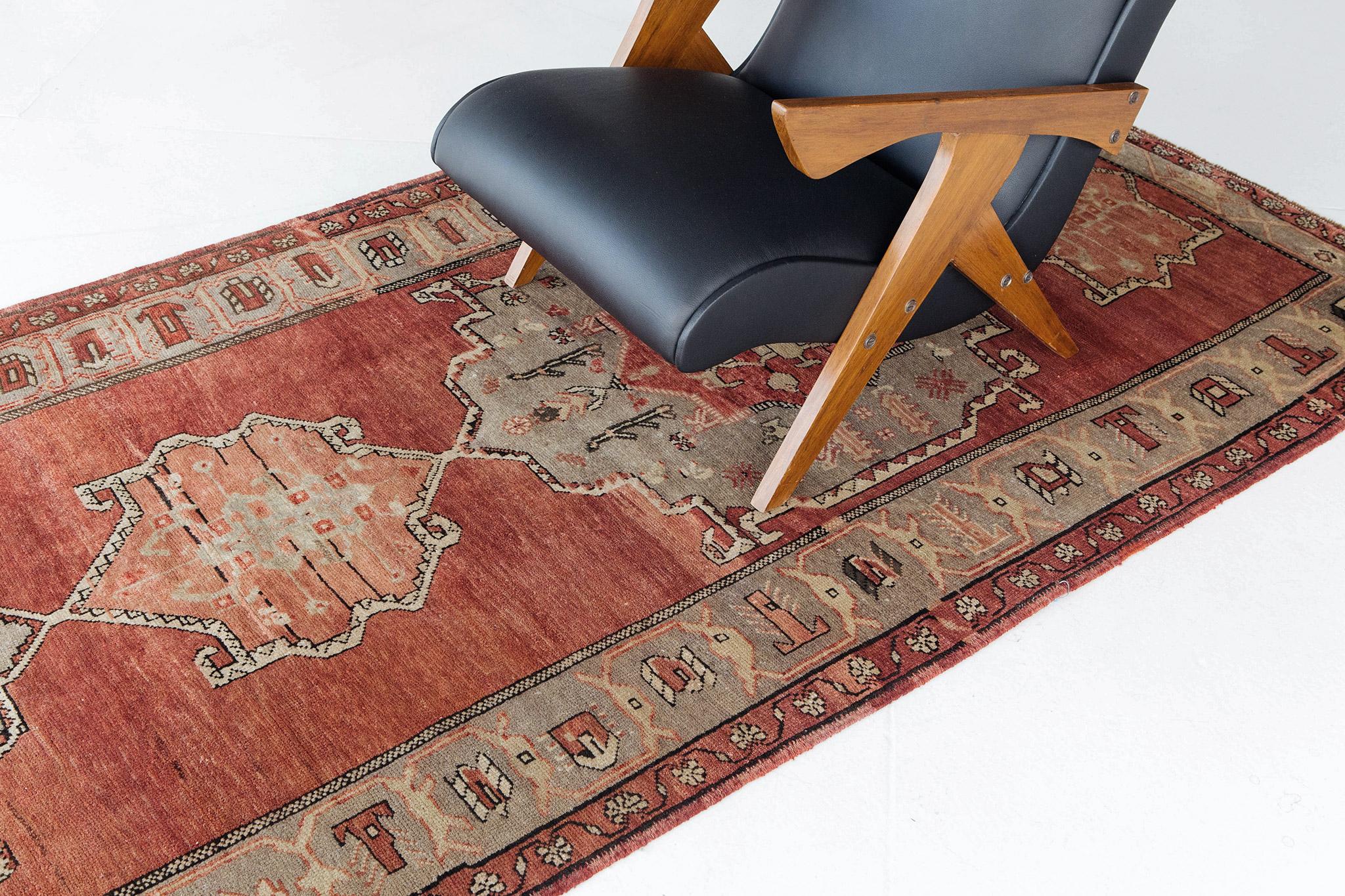 Türkischer Anatolischer Vintage-Läufer (Handgeknüpft) im Angebot