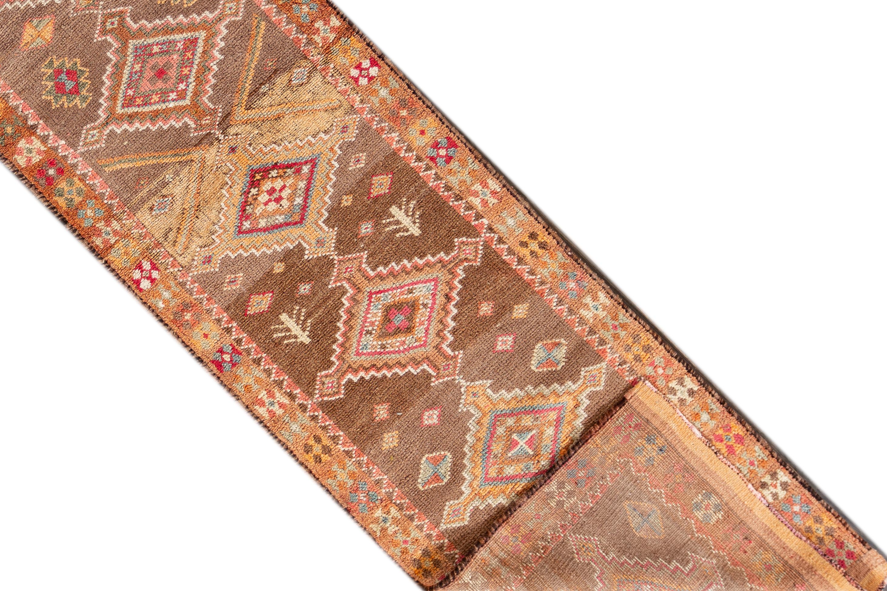 Ein türkischer anatolischer Läufer aus dem 20. Jahrhundert mit einem geometrischen Motiv. Dieser Teppich misst 3'1