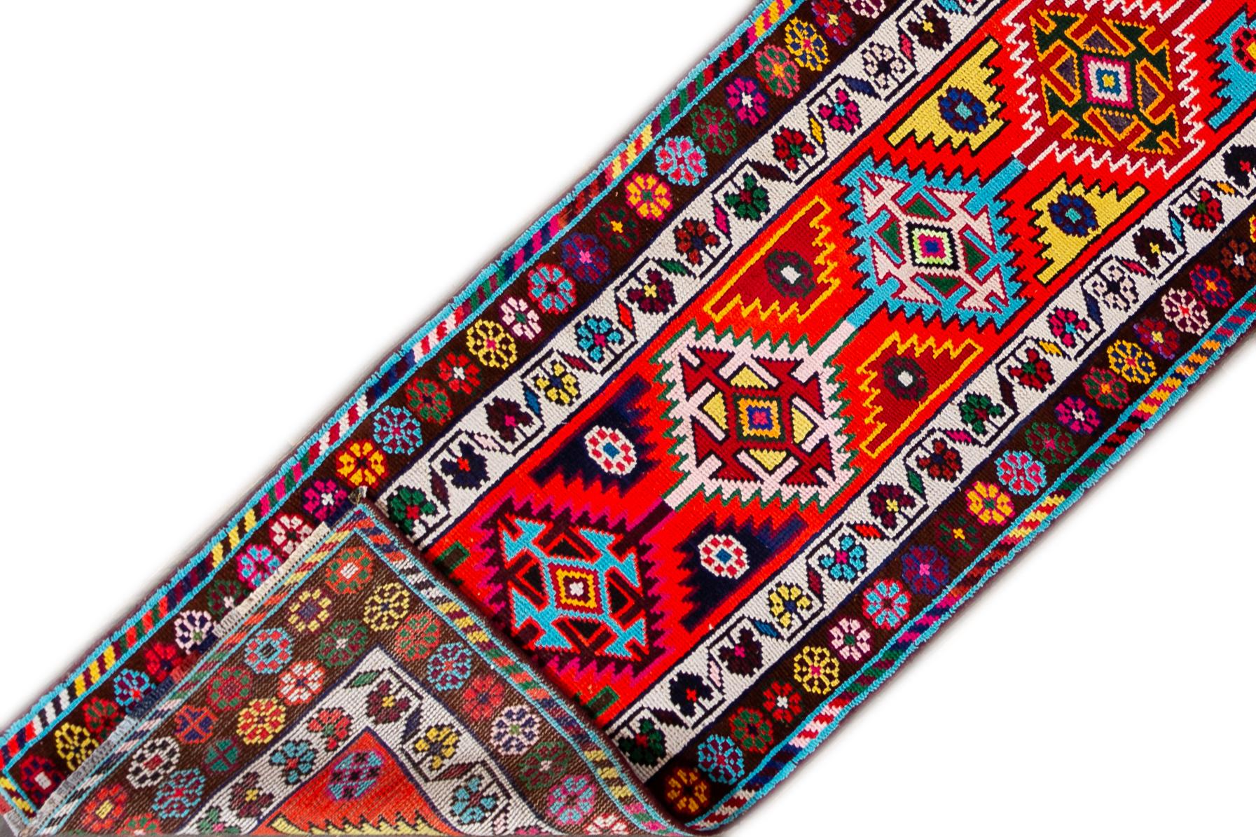 Ein handgeknüpfter türkischer Läufer aus Anatolien mit einem geometrischen Muster. Dieser Teppich misst 2'8