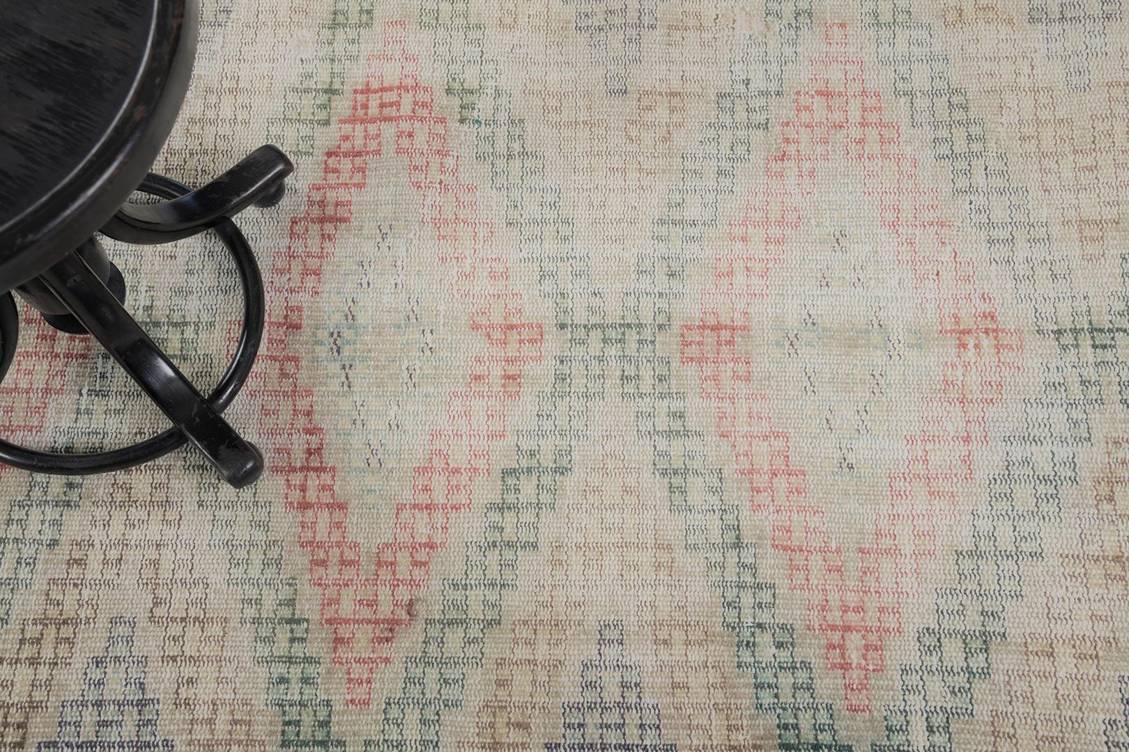 Dynamique et vintage à souhait, ce véritable tapis turc d'Anatolie Sparta se prête à toute une série d'applications. Idéalement, il fera de chaque couloir le point central de la maison. Des motifs et des symboles ambigus ont ajouté une ambiance de