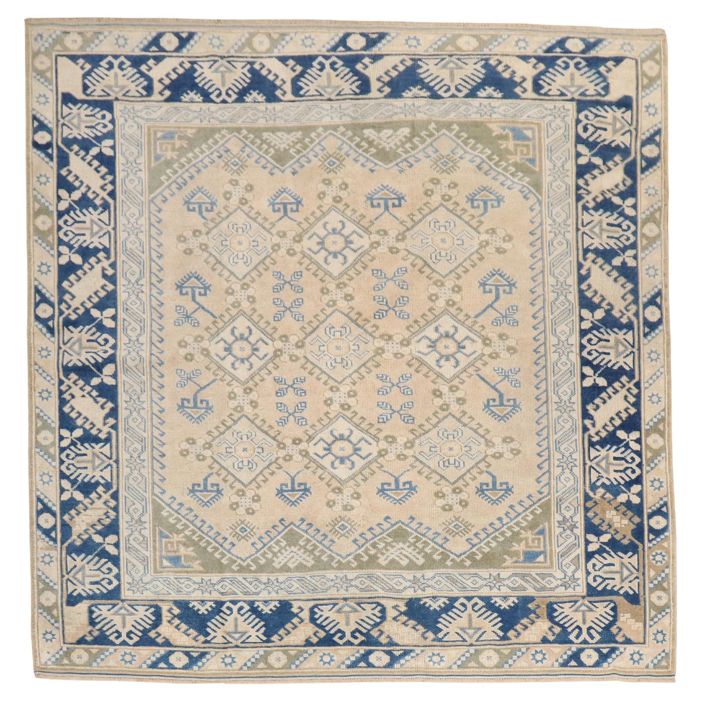Türkischer anatolischer quadratischer Vintage-Teppich