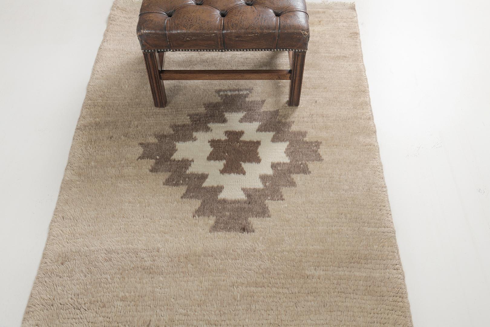 Il tappeto è caratterizzato da uno splendido shag di lana Vintage Turkish Anatolian Tulu che sfoggia i toni tenui e accattivanti del beige e del marrone cedro. Questo straordinario tappeto presenta un medaglione centrale splendidamente accentuato