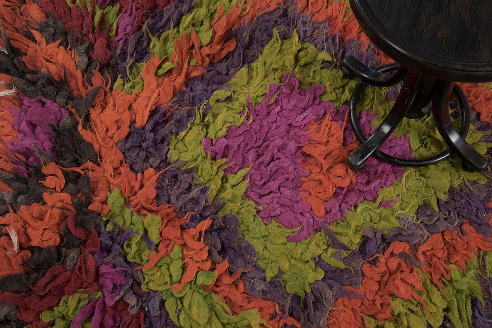 Ein bemerkenswerter türkisch-anatolischer Tulu-Teppich im Vintage-Stil, der Ihren Raum mit seinen lebhaften Farben zum Strahlen bringt. Die lebhafte Stimmung, die dieser exquisite Teppich vermittelt, ist geprägt von den vielfältigen Schattierungen