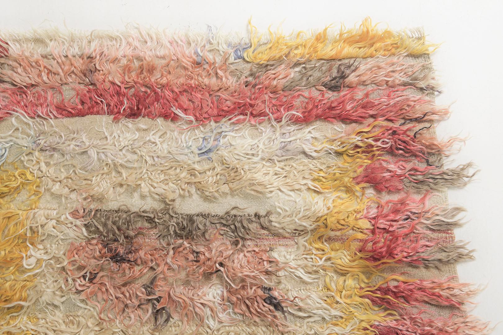 Tulu è un lussuoso shag di lana che presenta una serie di toni variegati di rosa, avorio, pesca e marrone. Il paesaggio è splendido e tutti saranno amati dalle nuove generazioni. I tappeti turco-anatolici intrecciano tinte e colori, motivi, trame e