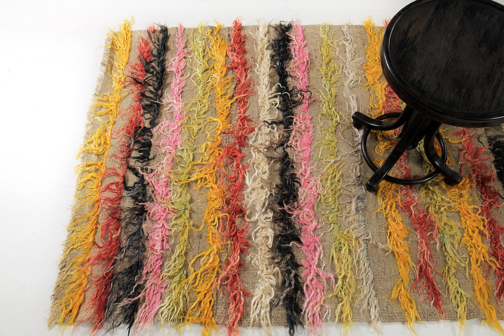 Tulu es un precioso shag de lana en relieve que presenta capas de tonos abigarrados de marrón, rosa, marfil, oro, negro y verde. Aumenta el impresionante paisaje y todo ello le encantará a la próxima generación. Las alfombras turcas de Anatolia