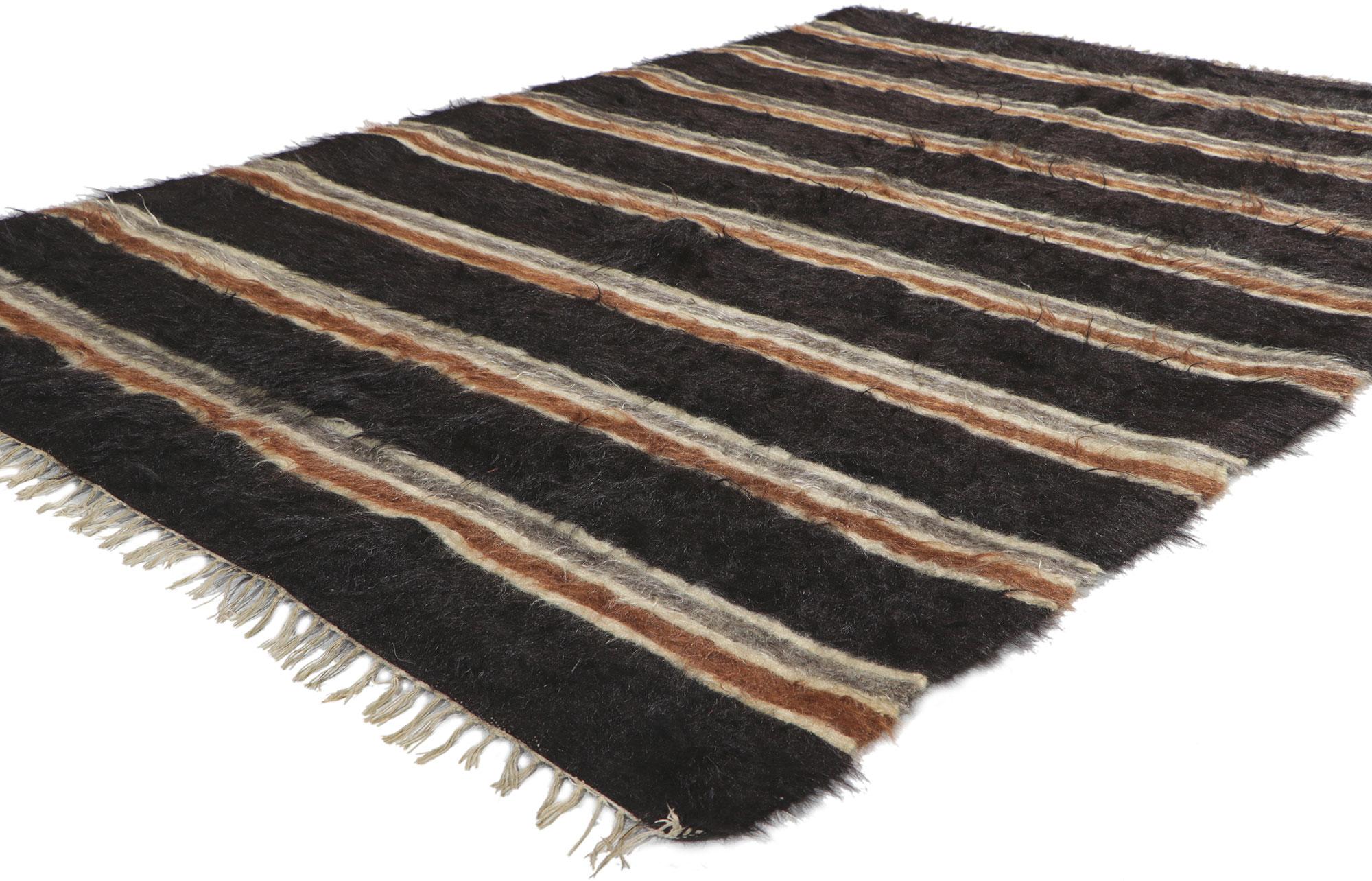 53857 Vintage Türkisch Angora Wool Blanket Kilim Rug, 04'05 x 06'02. Wie die Melodie eines Hirten, der über die Hügel zieht, summt dieser handgewebte türkische Angora-Kelimteppich im Rhythmus der Tradition und dem Rauschen des Hochlandwindes. Die