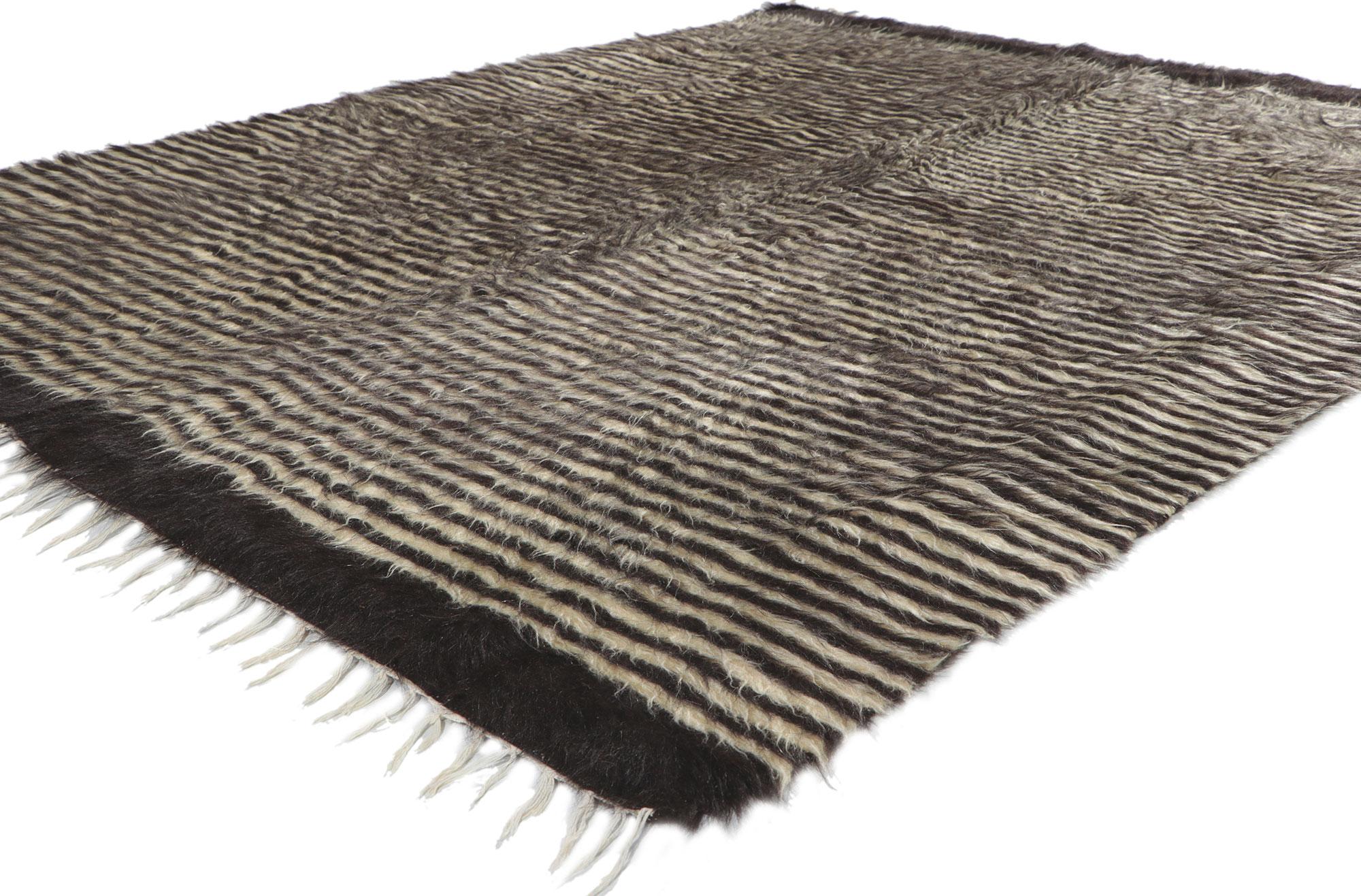 53847 Tapis de couverture turc vintage en laine angora Kilim, 05'03 x 06'07. Avec ses poils hirsutes, ses détails et sa texture incroyables, ce tapis turc angora kilim tissé à la main est une vision captivante de la beauté tissée. Le motif rayé