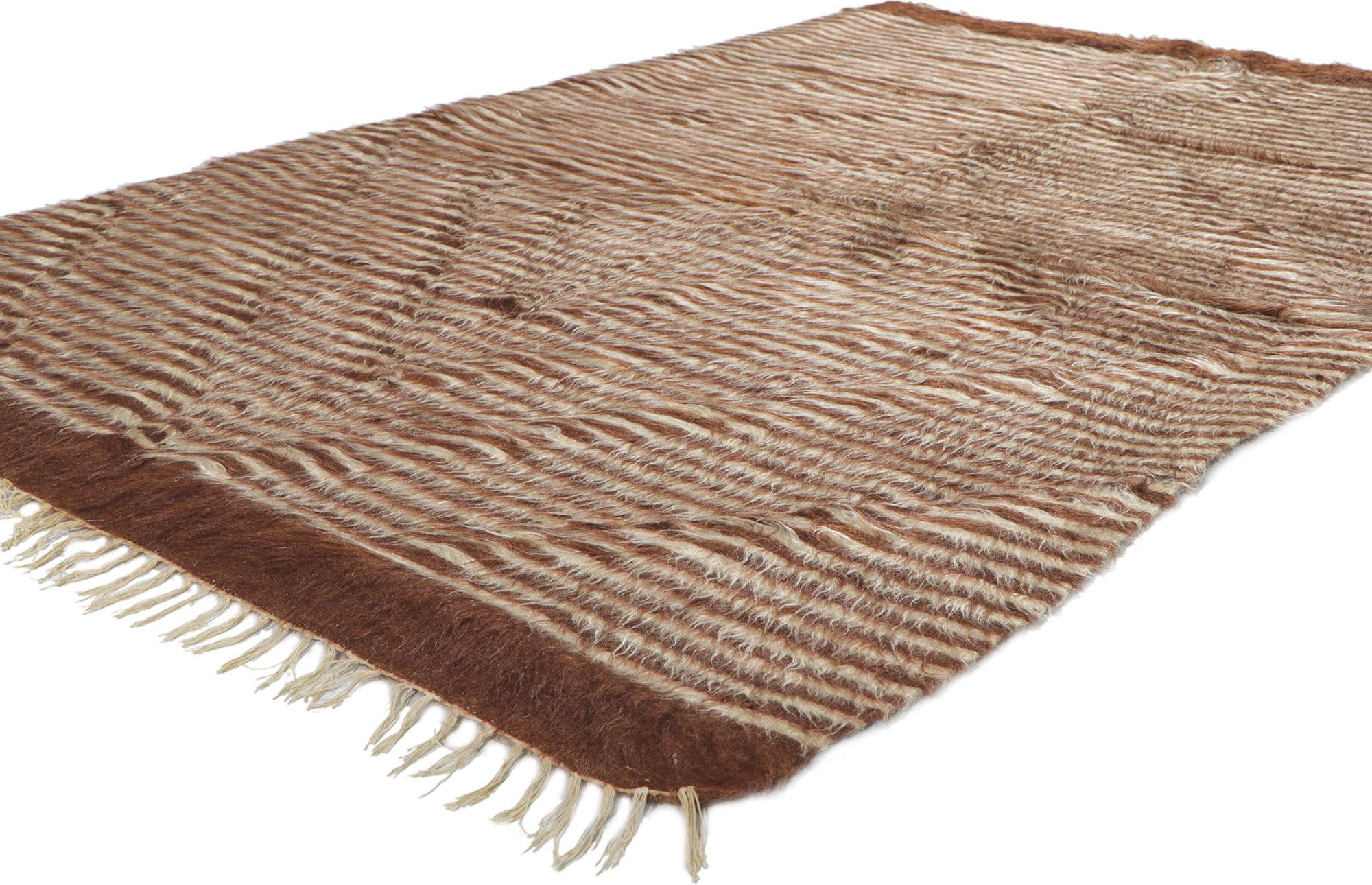 53845 Tapis de couverture turc vintage en laine angora Kilim, 04'04 x 06'06. Avec ses poils hirsutes, ses détails et sa texture incroyables, ce tapis turc angora kilim tissé à la main est une vision captivante de la beauté tissée. Le motif à rayures