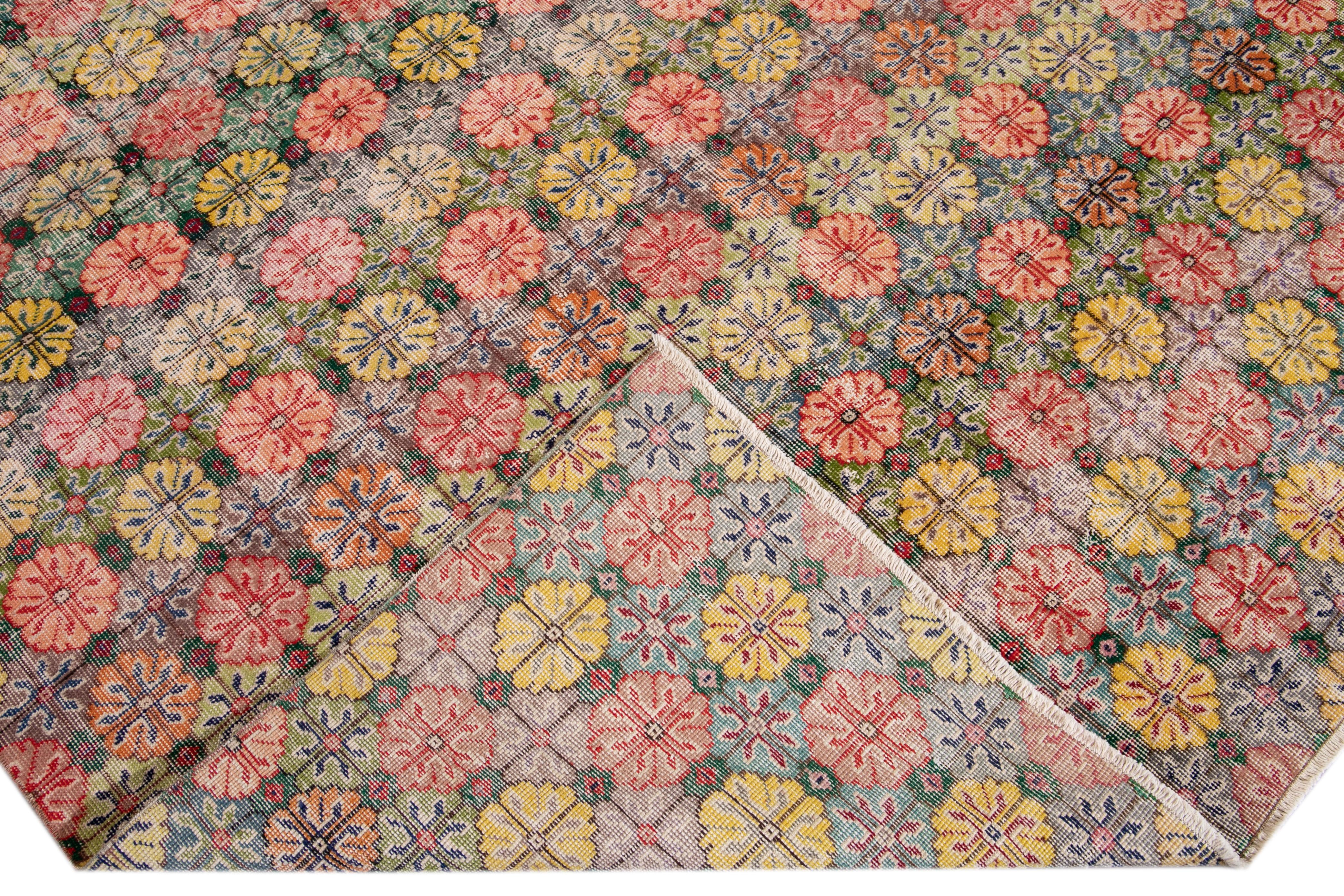 Schöner türkischer handgeknüpfter Wollteppich mit einem mehrfarbigen Feld. Dieser türkische Teppich hat ein wunderschönes geometrisches, florales Muster.

Dieser Teppich misst: 6' 9