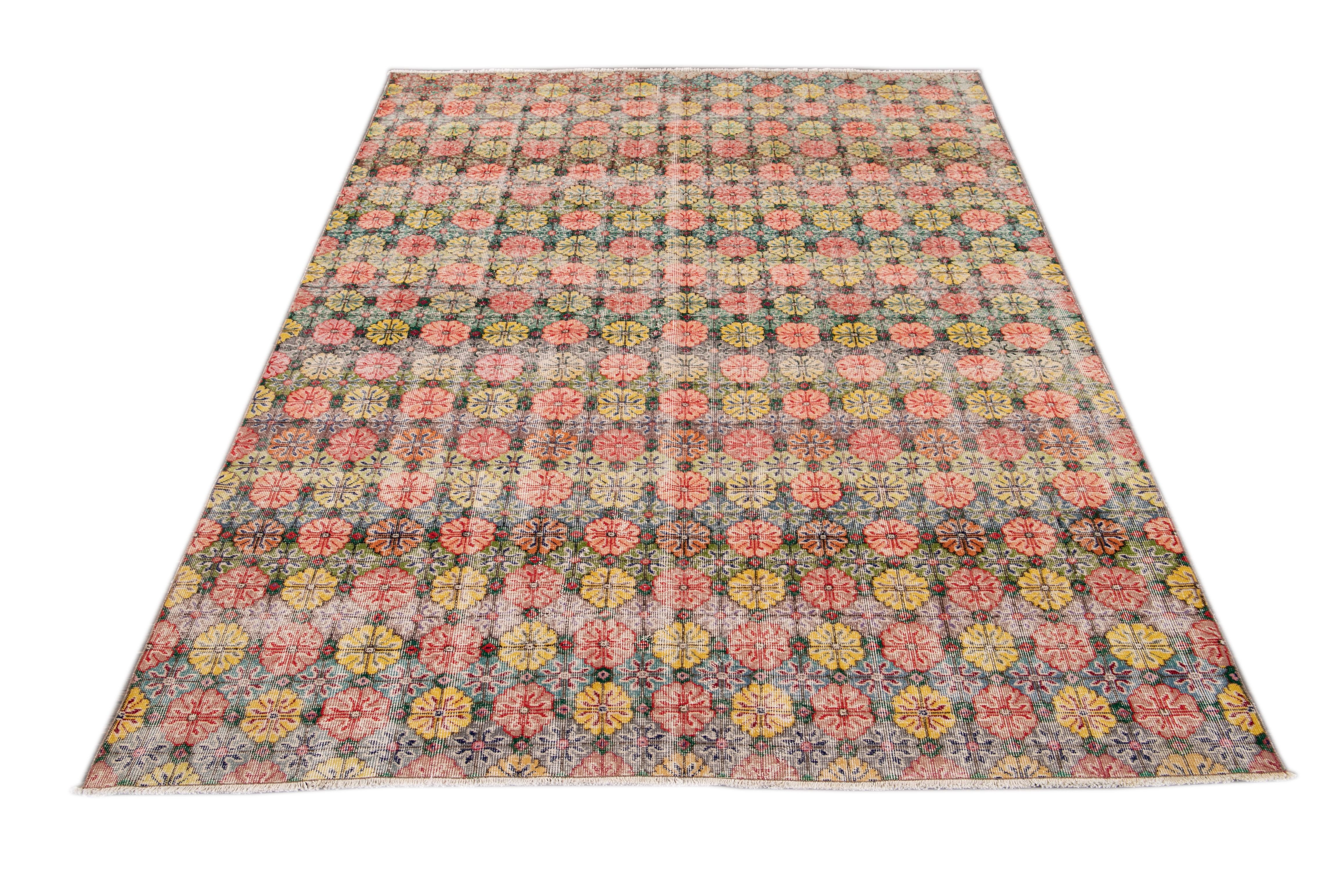 Türkischer handgefertigter rosa und gelber Floral-Wollteppich im Art-déco-Stil (Moderne der Mitte des Jahrhunderts) im Angebot
