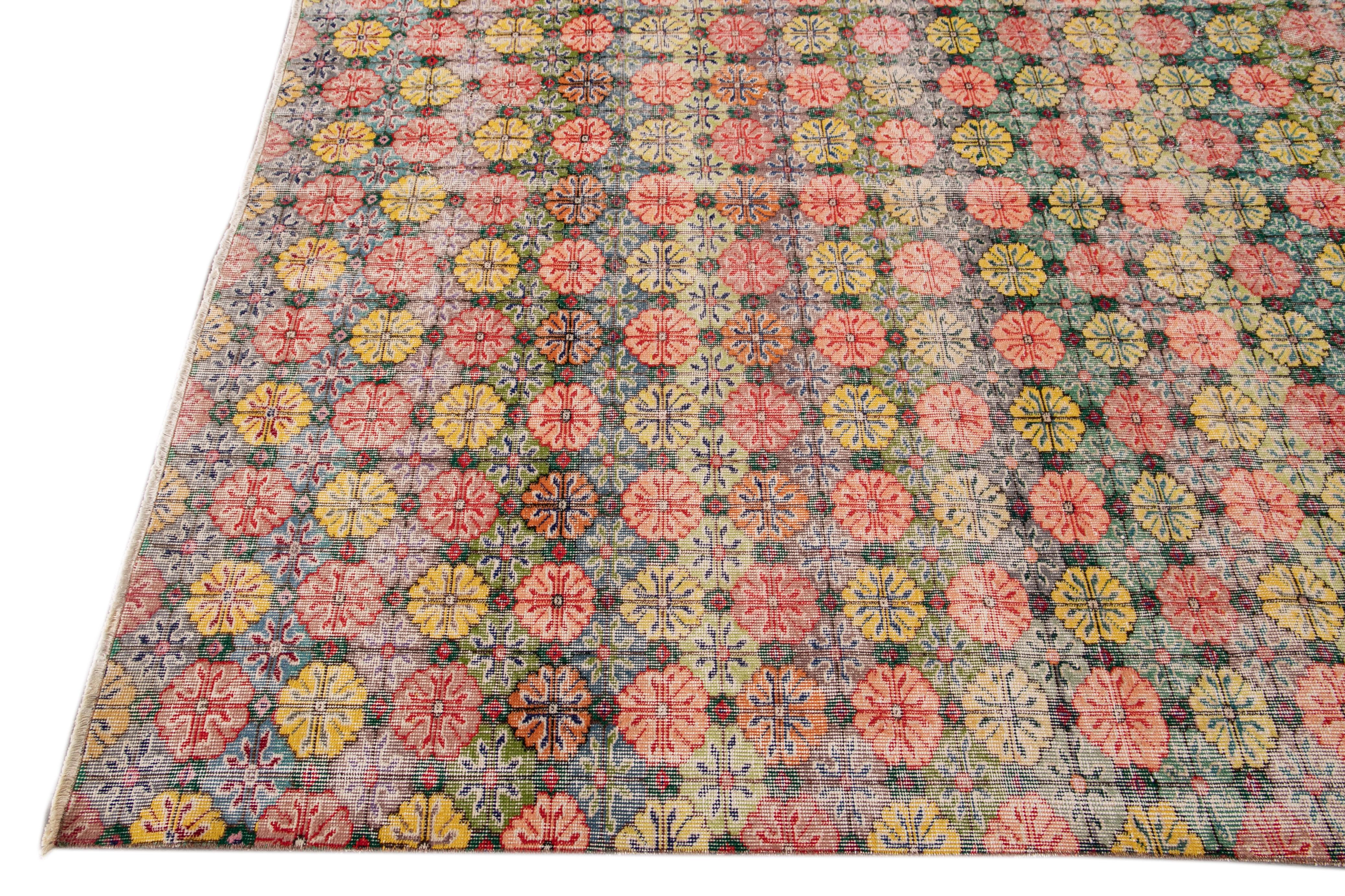 Türkischer handgefertigter rosa und gelber Floral-Wollteppich im Art-déco-Stil (Afrikanisch) im Angebot