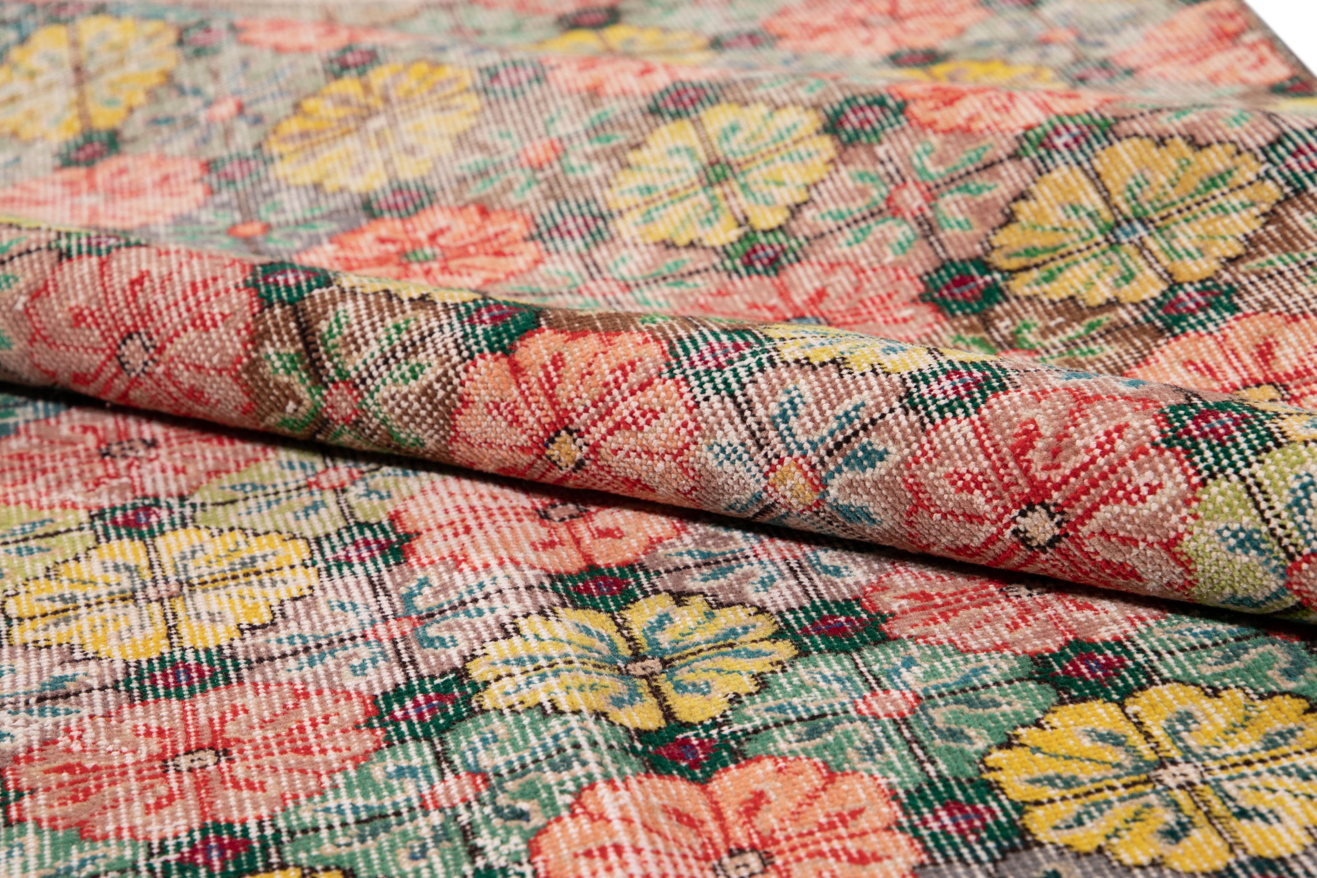 Türkischer handgefertigter rosa und gelber Floral-Wollteppich im Art-déco-Stil (Handgeknüpft) im Angebot