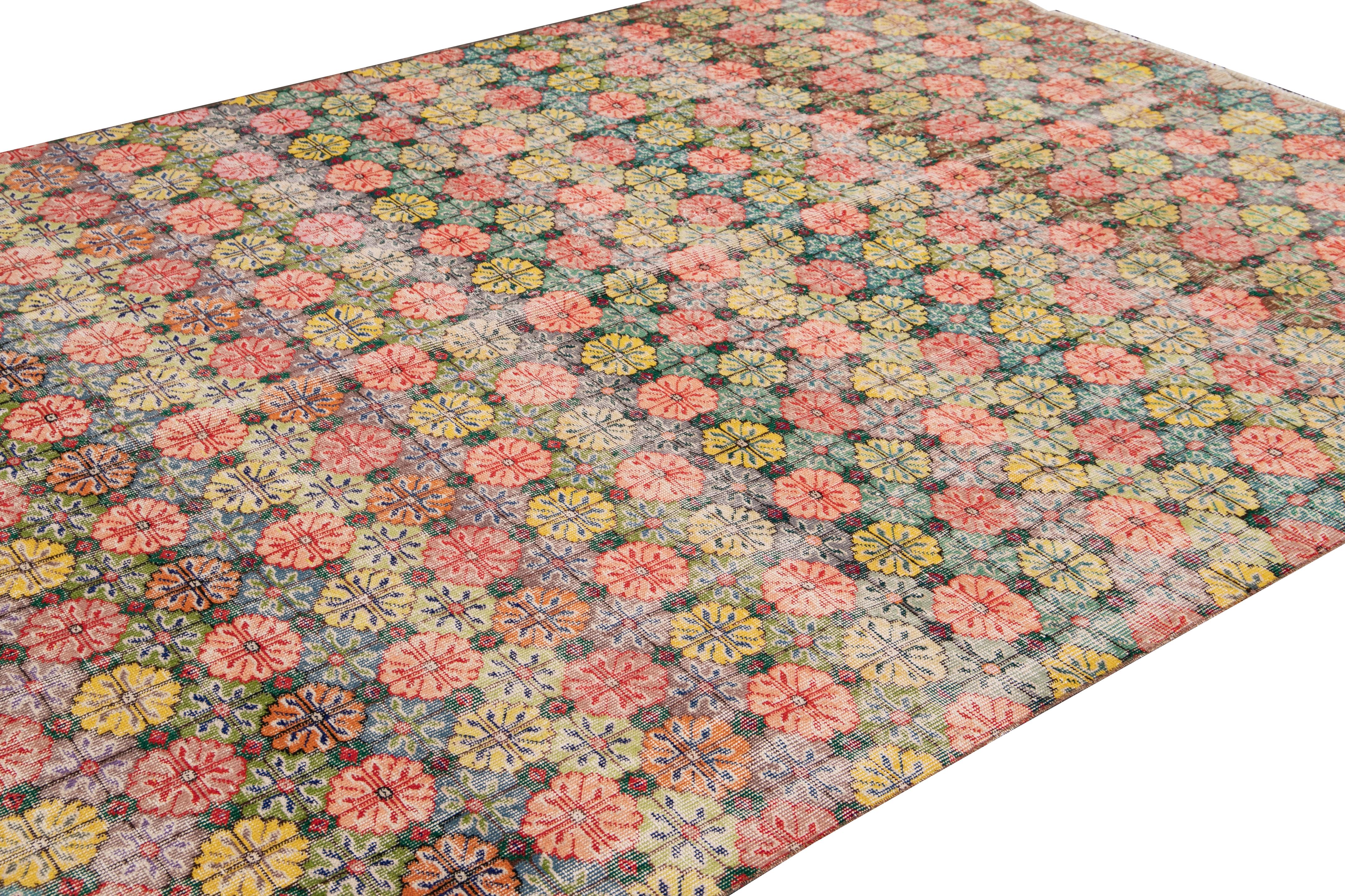 Türkischer handgefertigter rosa und gelber Floral-Wollteppich im Art-déco-Stil im Zustand „Starke Gebrauchsspuren“ im Angebot in Norwalk, CT