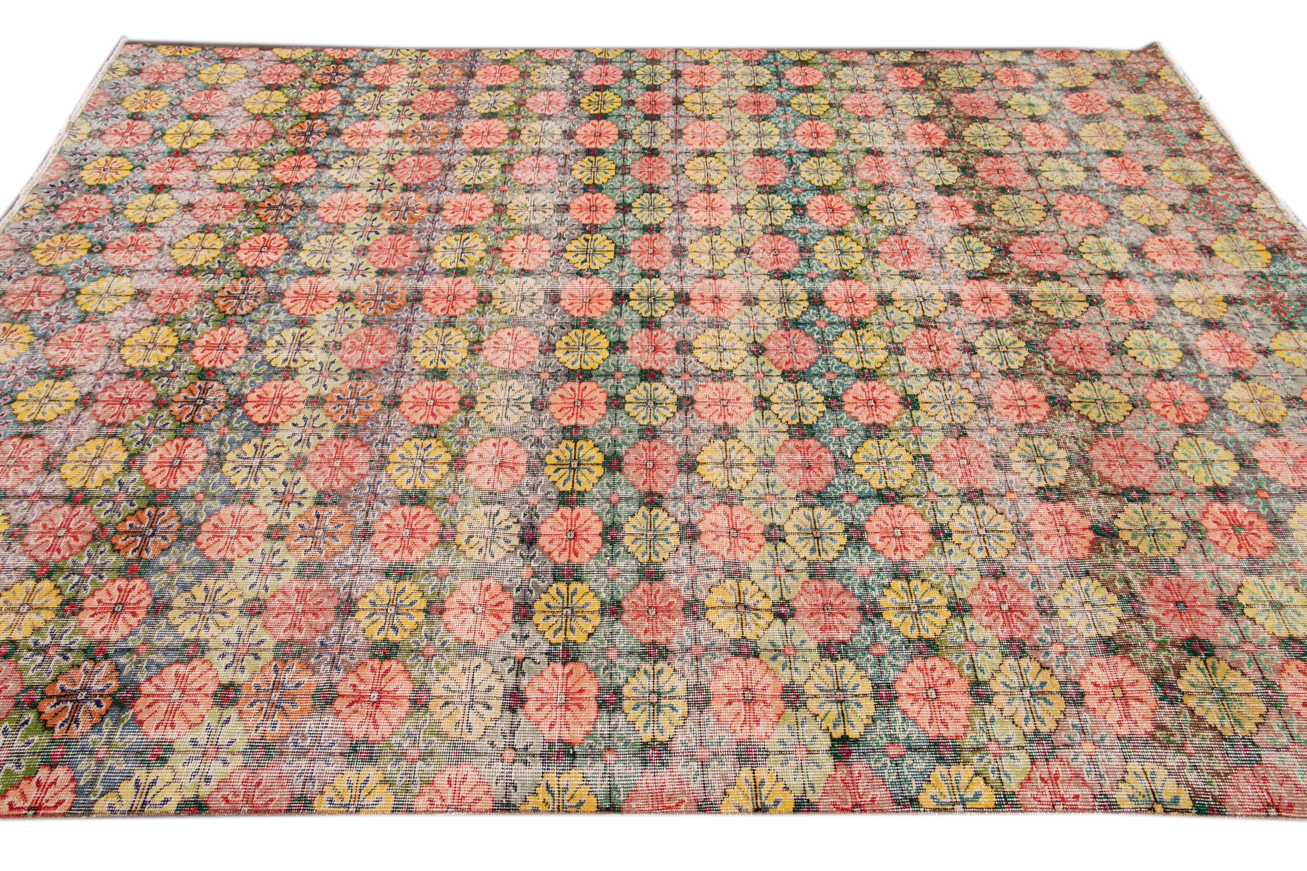 Türkischer handgefertigter rosa und gelber Floral-Wollteppich im Art-déco-Stil (20. Jahrhundert) im Angebot