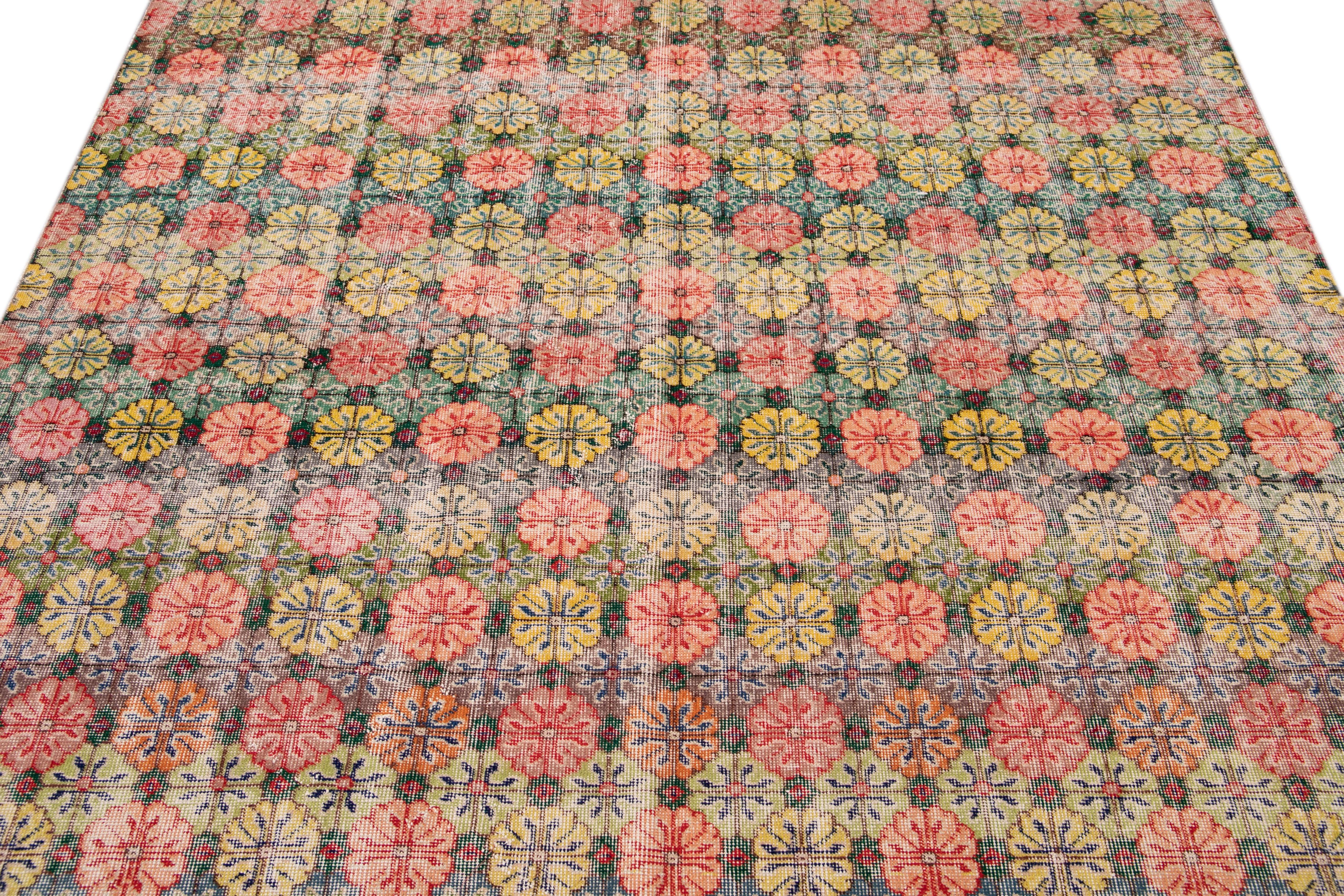 Türkischer handgefertigter rosa und gelber Floral-Wollteppich im Art-déco-Stil (Wolle) im Angebot