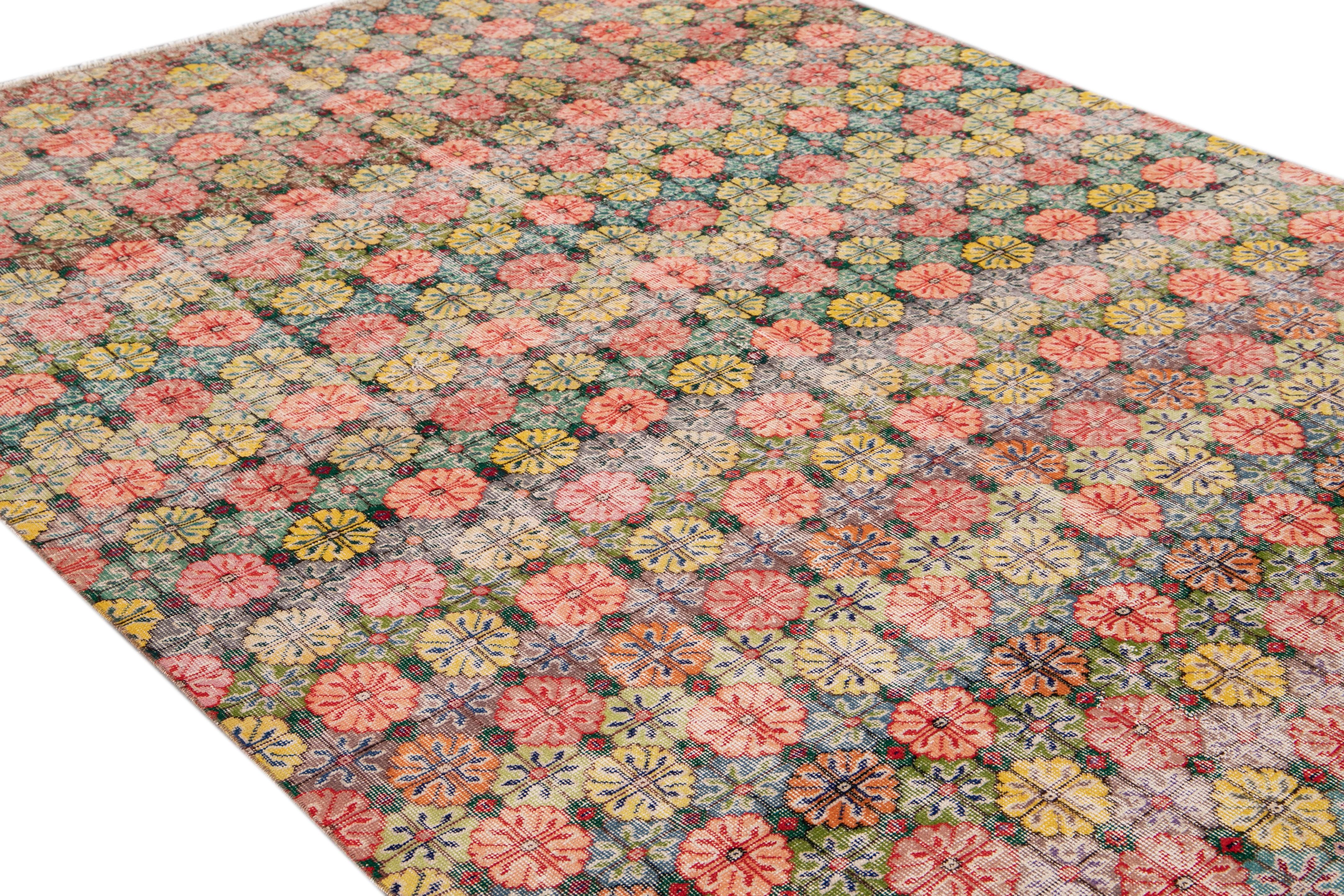 Türkischer handgefertigter rosa und gelber Floral-Wollteppich im Art-déco-Stil im Angebot 1