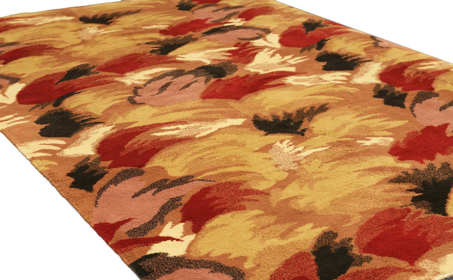 Dies ist ein handgewebter, halb-antiker türkischer Teppich, gewebt um 1950-1970. Es hat ein stilisiertes Motivdesign, das von der Art-Déco-Bewegung inspiriert wurde. Dieser hoch stilisierte Vintage-Teppich ist bereit, viele Jahre lang genutzt zu