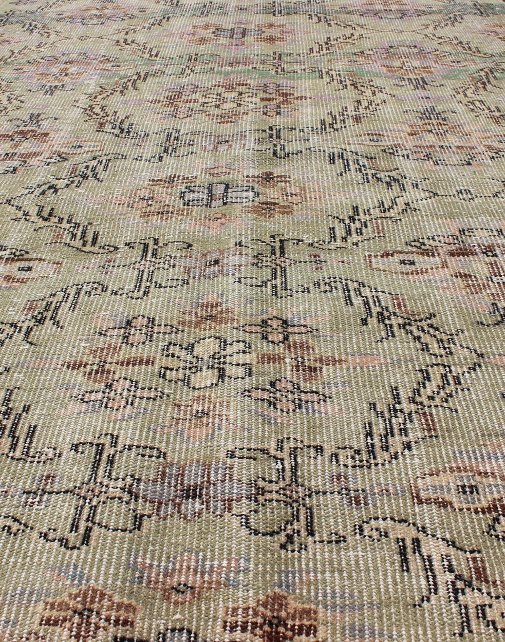 Türkischer Art-Déco-Teppich im Vintage-Stil mit All-Over- Vining-Blumen-Design in Lavendel (Handgeknüpft) im Angebot