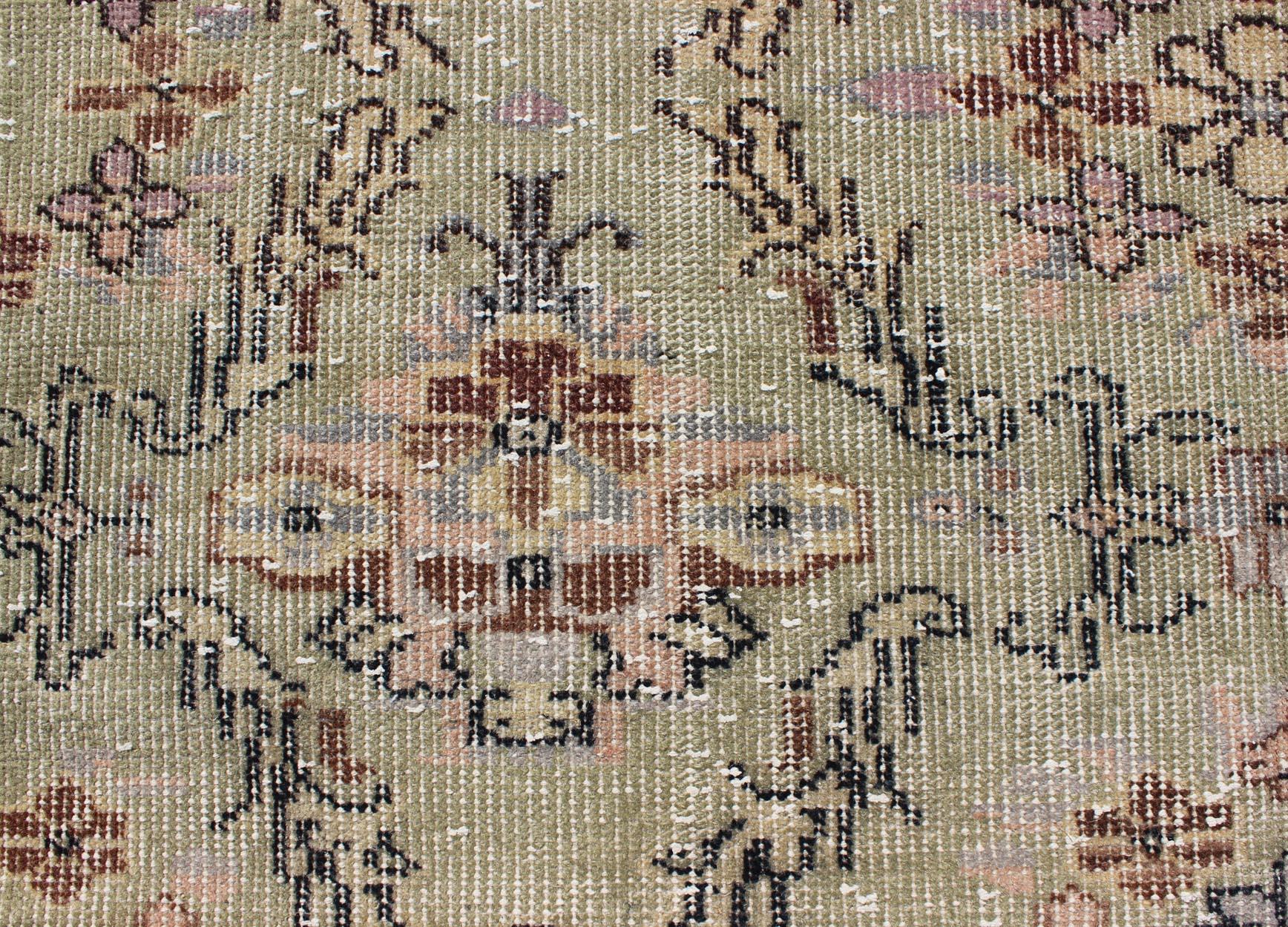 Türkischer Art-Déco-Teppich im Vintage-Stil mit All-Over- Vining-Blumen-Design in Lavendel (Wolle) im Angebot