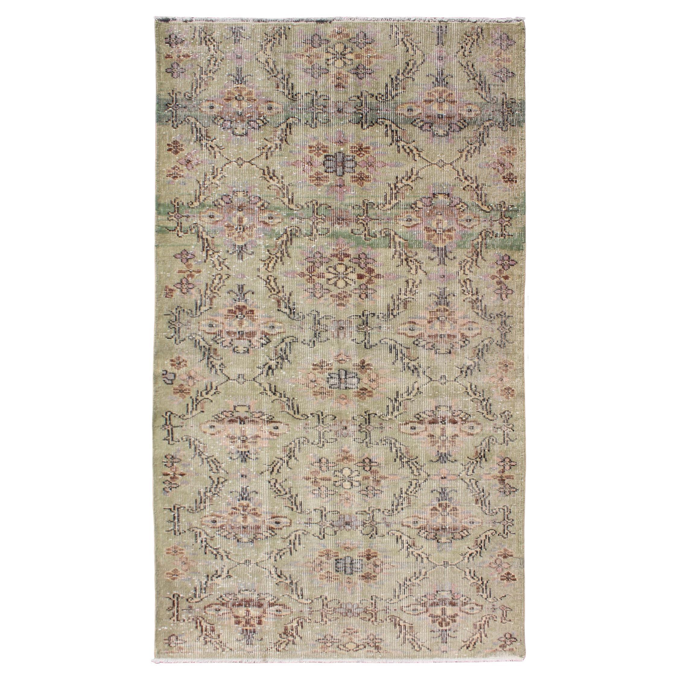 Türkischer Art-Déco-Teppich im Vintage-Stil mit All-Over- Vining-Blumen-Design in Lavendel im Angebot