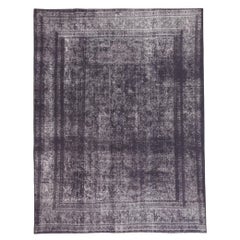 Tappeto vintage turco sovratinto color melanzana, l'industrial chic incontra l'oscurità e il malumore