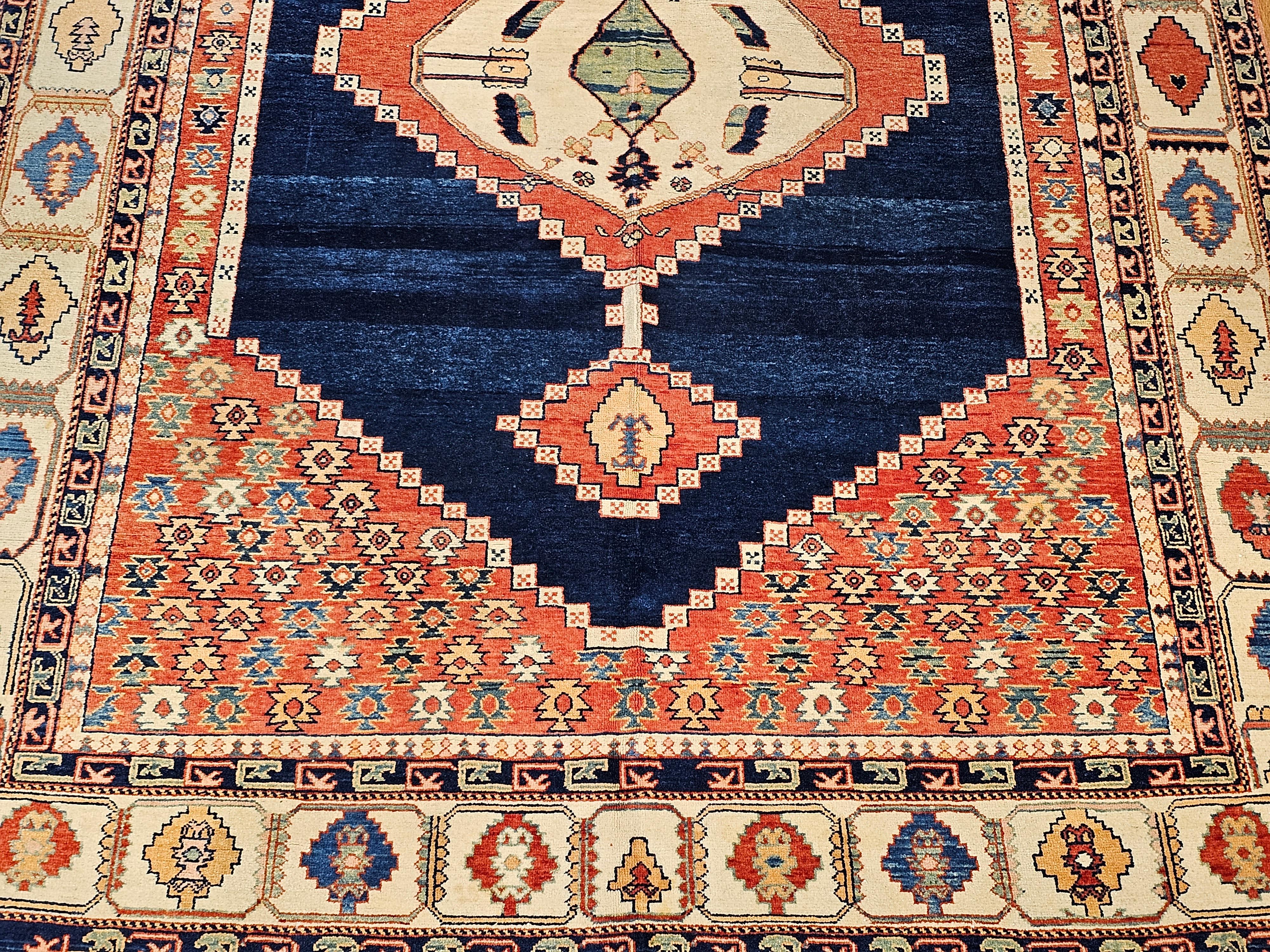 Türkischer Azeri-Teppich im Vintage-Stil aus Serapi mit geometrischem Muster in Marineblau, Grün, Elfenbein im Zustand „Gut“ im Angebot in Barrington, IL