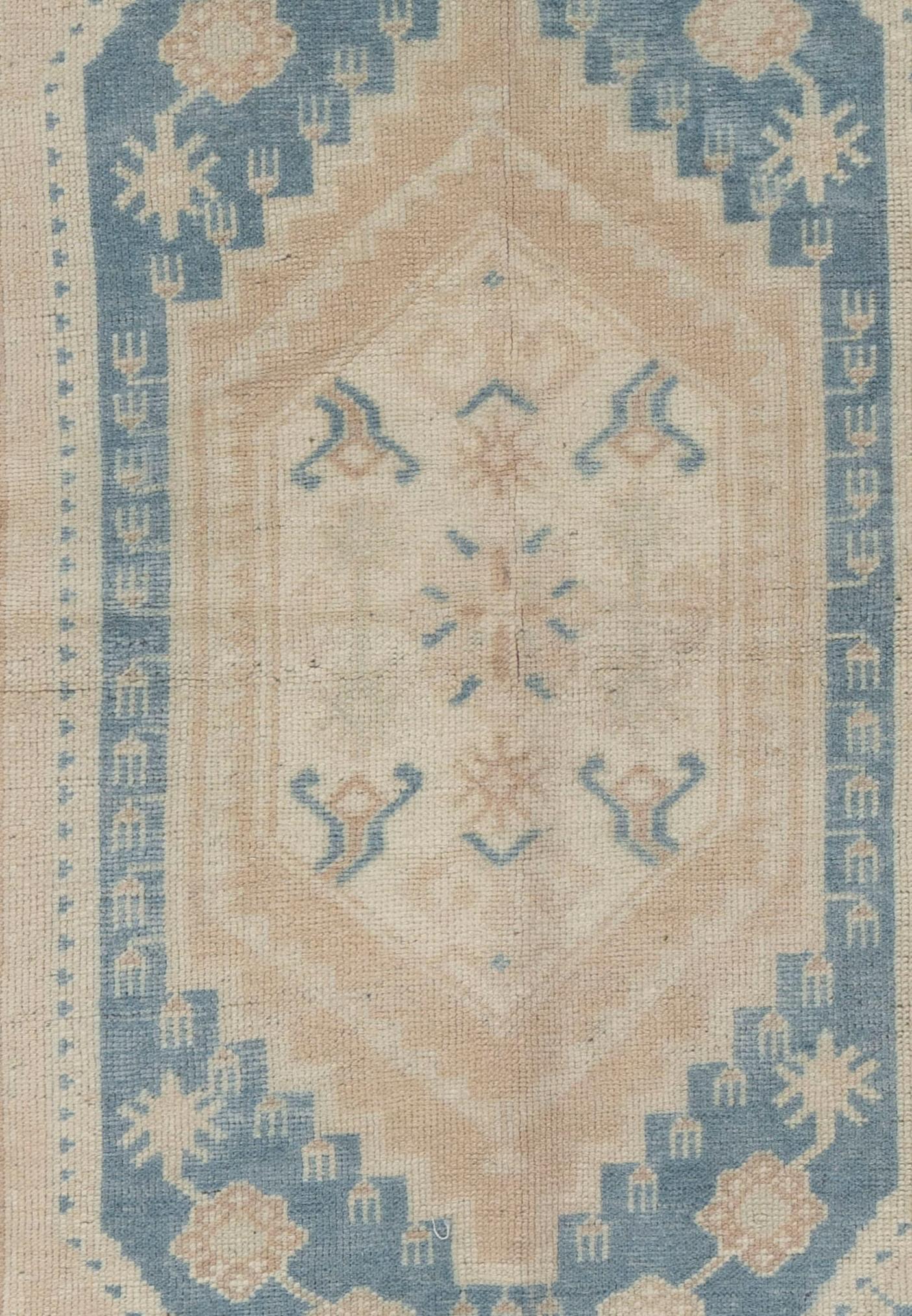 Türkischer handgeknüpfter Oushak-Teppich in Beige und Blau im Angebot 1