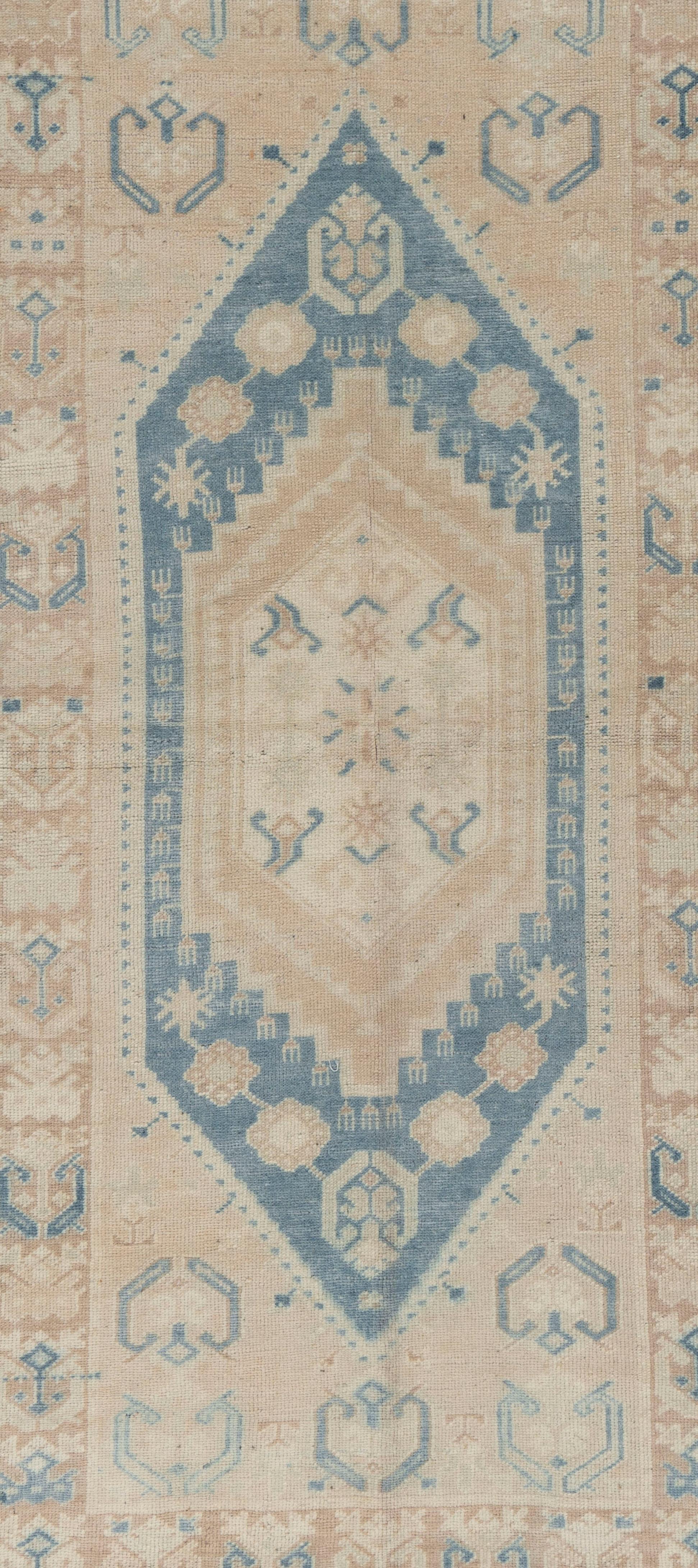Türkischer handgeknüpfter Oushak-Teppich in Beige und Blau im Angebot 2