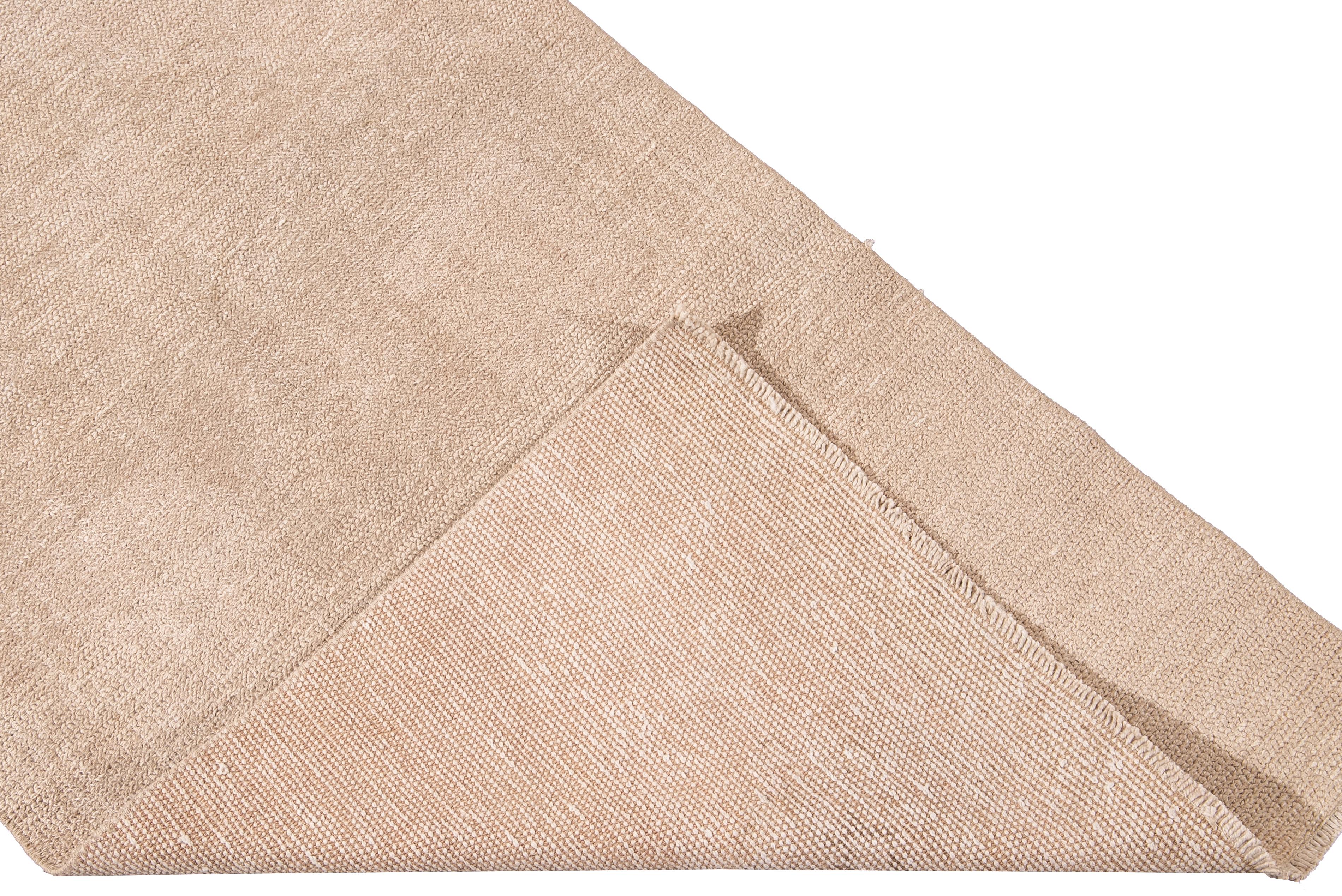 Schöner türkischer handgeknüpfter Wollteppich mit beigem Feld. Dieser Teppich hat hellbraune Akzente in einem prächtigen geometrischen Stammesmuster,

Dieser Teppich misst: 3' x 12'.