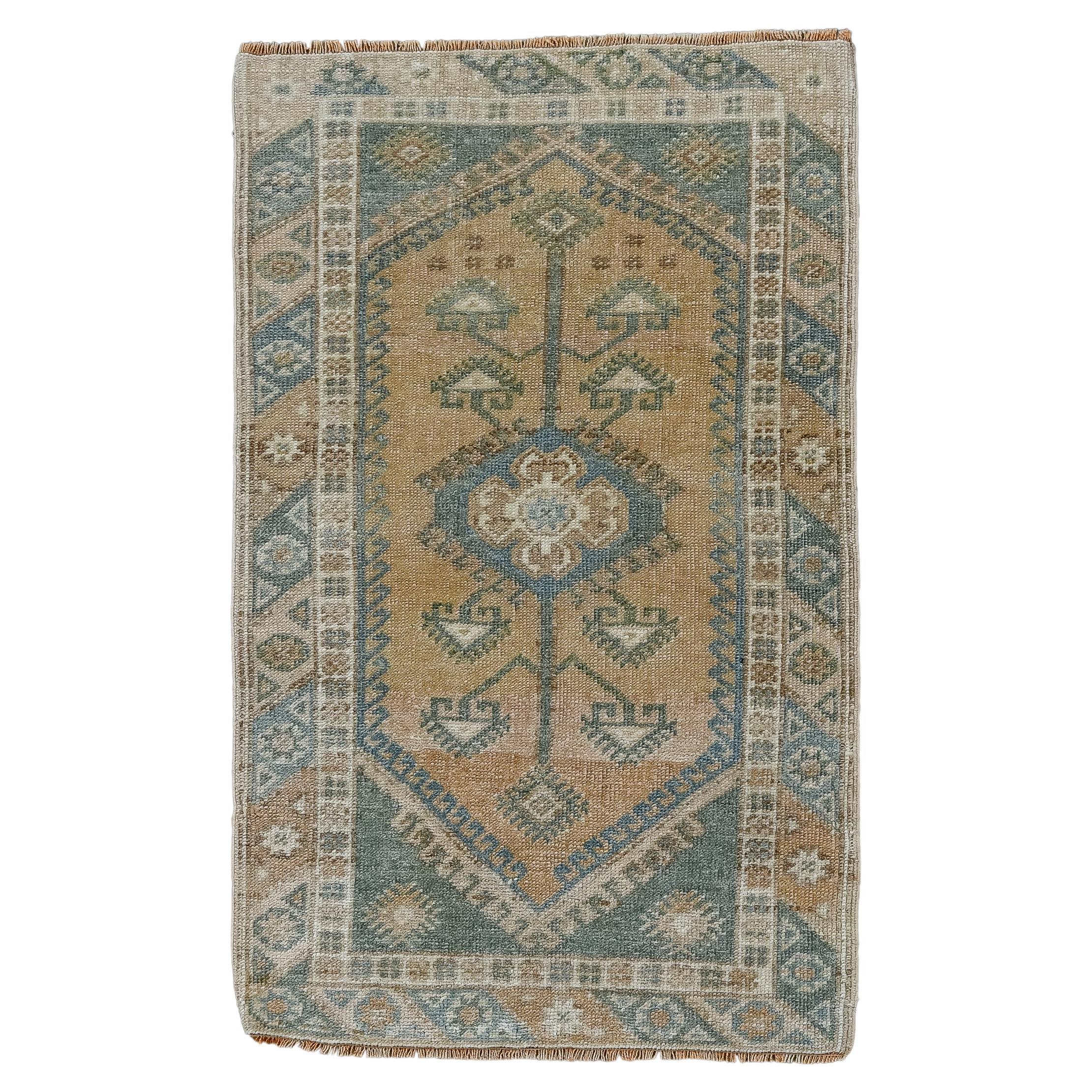 Tapis turc Bergama vintage avec champ rouillé et médaillon central