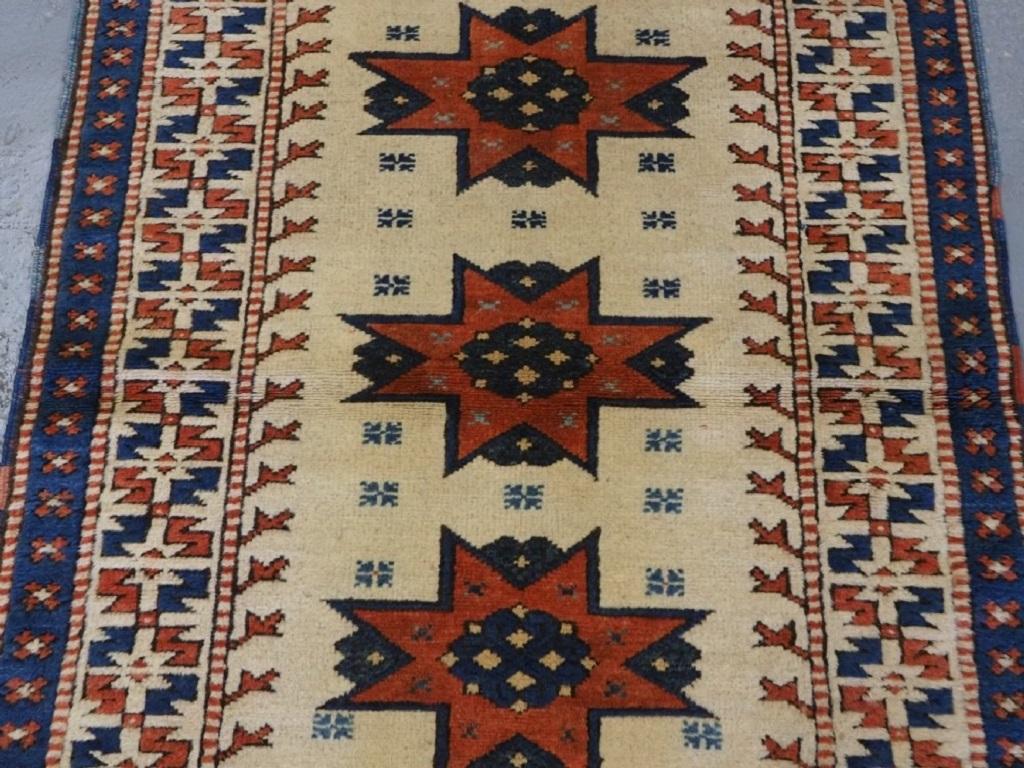 Alfombra turca vintage Bergama de diseño tradicional de medallón estrellado
Unos 60 años

La alfombra tiene unos colores muy agradables con un fondo marfil, los bordes están especialmente bien dibujados

La alfombra conserva los acabados laterales y