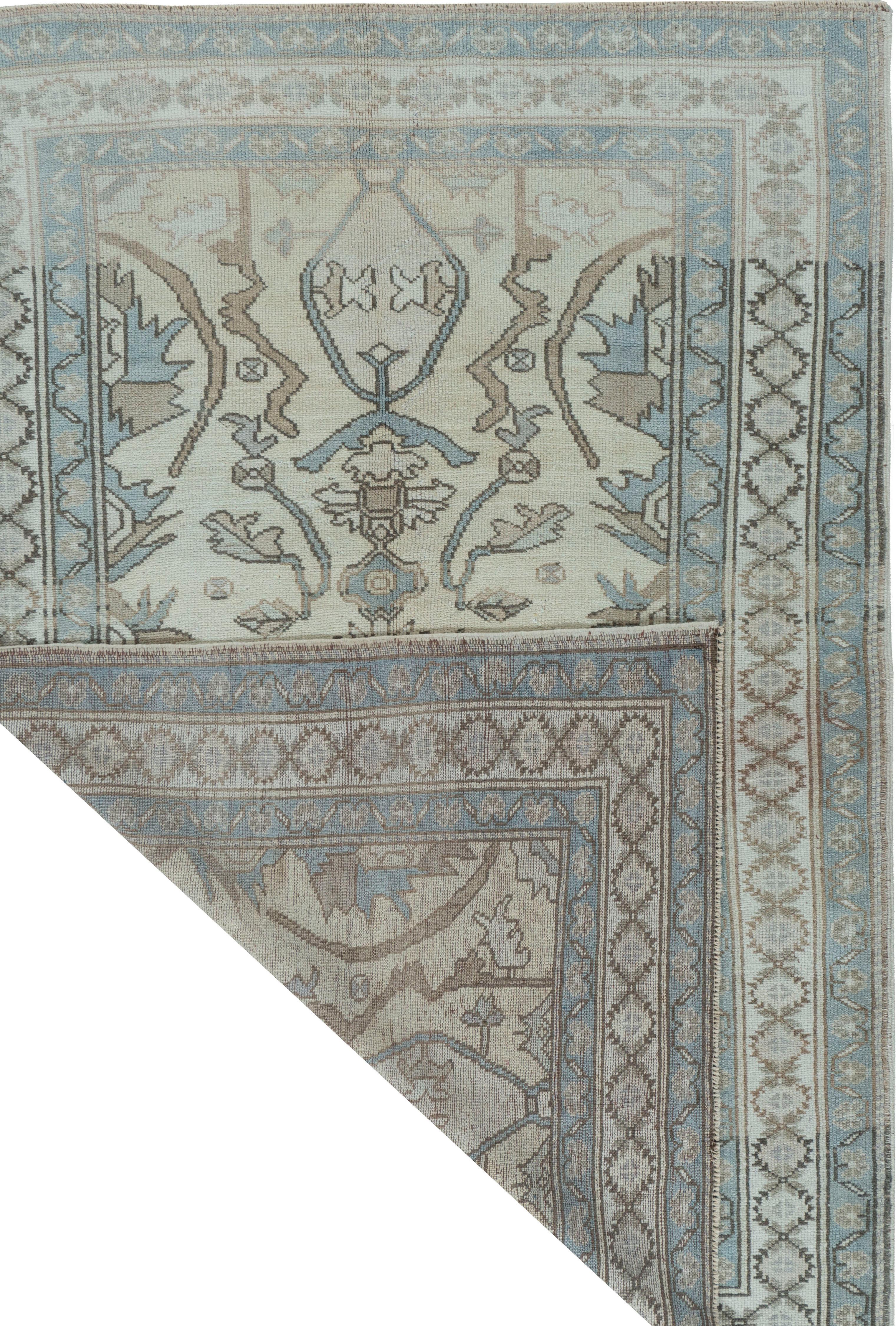 4'3 x 6'. Ces tapis attrayants conviennent à une grande variété d'endroits, mais l'effet significatif des Oushaks est qu'ils rassemblent l'espace, le rendant confortable et chaleureux. La technique artistique de tissage des nœuds d'Oushak permet de