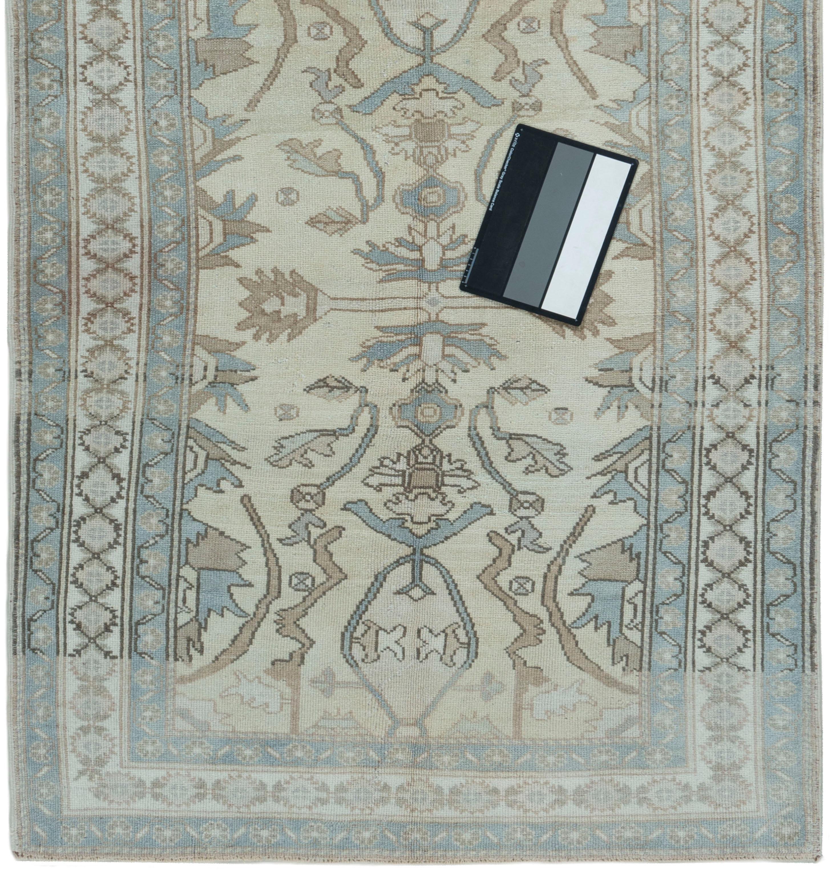 Tissé à la main Tapis turc bleu Oushak noué à la main en vente