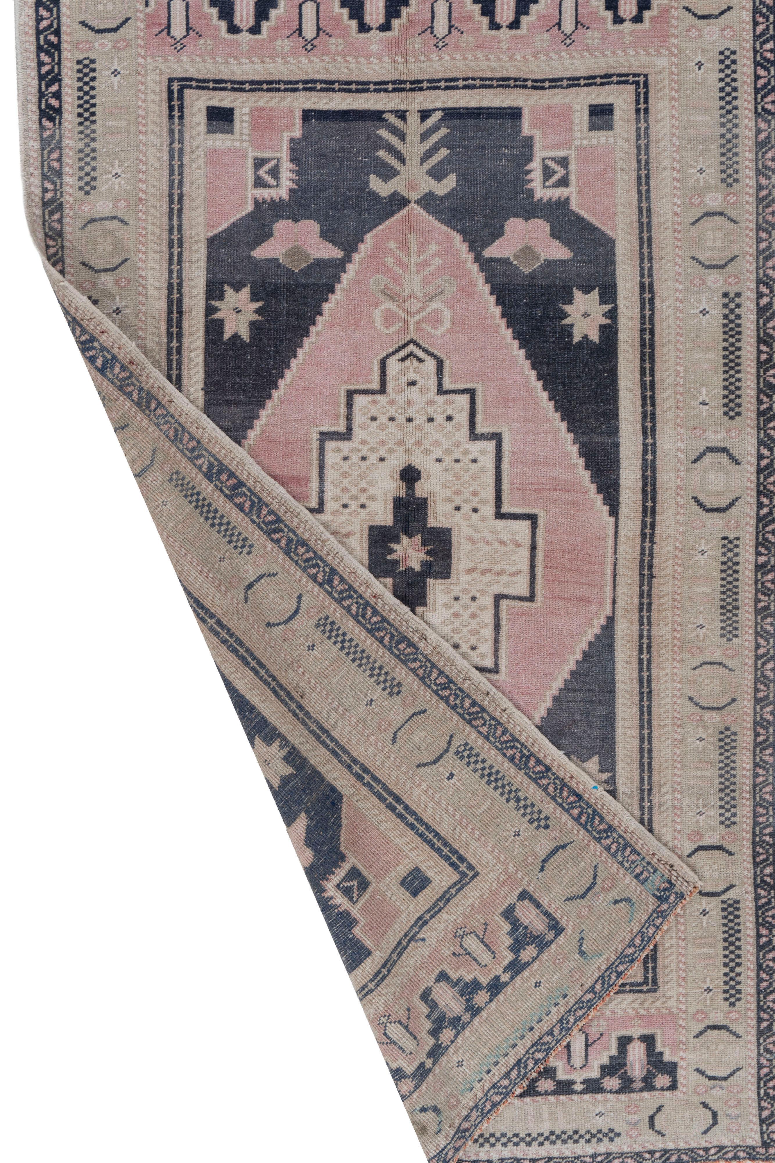 3'4x5'6. Ces tapis attrayants conviennent à une grande variété d'endroits, mais l'effet significatif des Oushaks est qu'ils rassemblent l'espace, le rendant confortable et chaleureux. La technique artistique de tissage des nœuds d'Oushak permet de