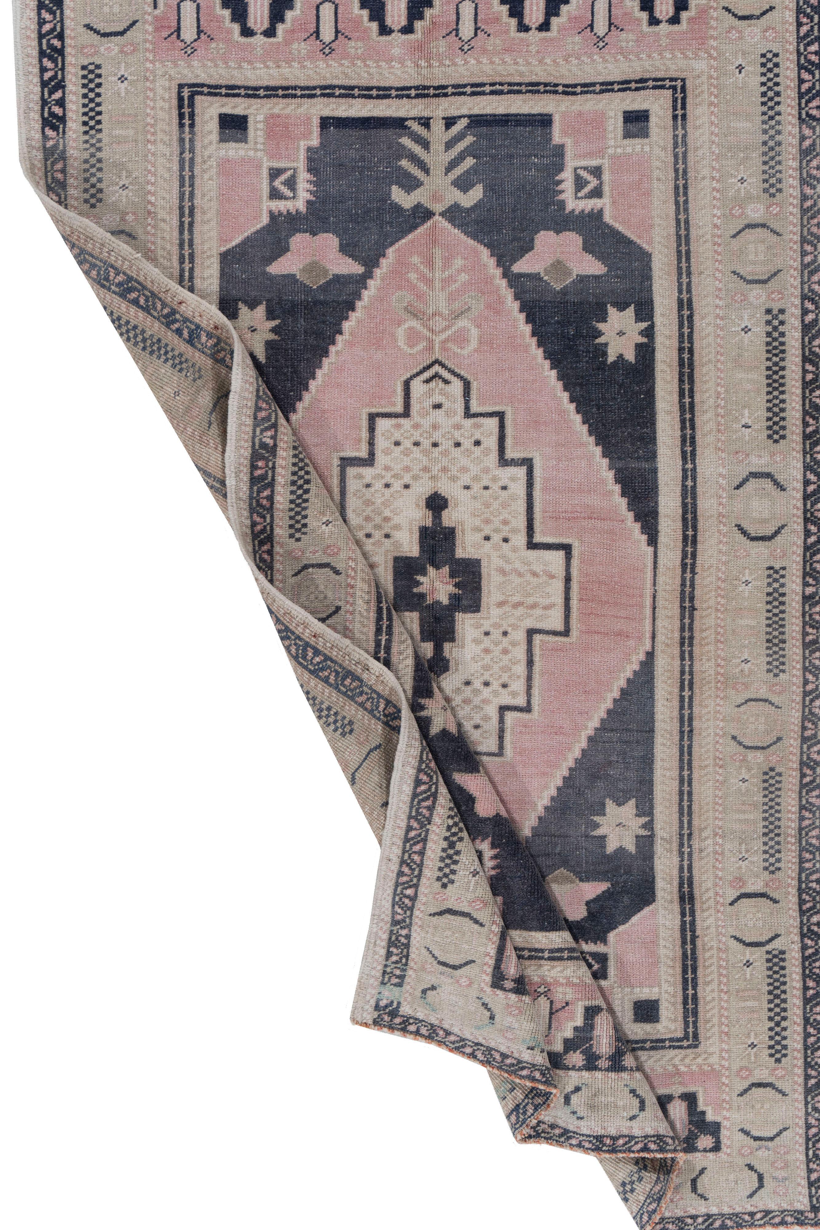 Tissé à la main Tapis d'Oushak turc bleu et rose noué à la main en vente
