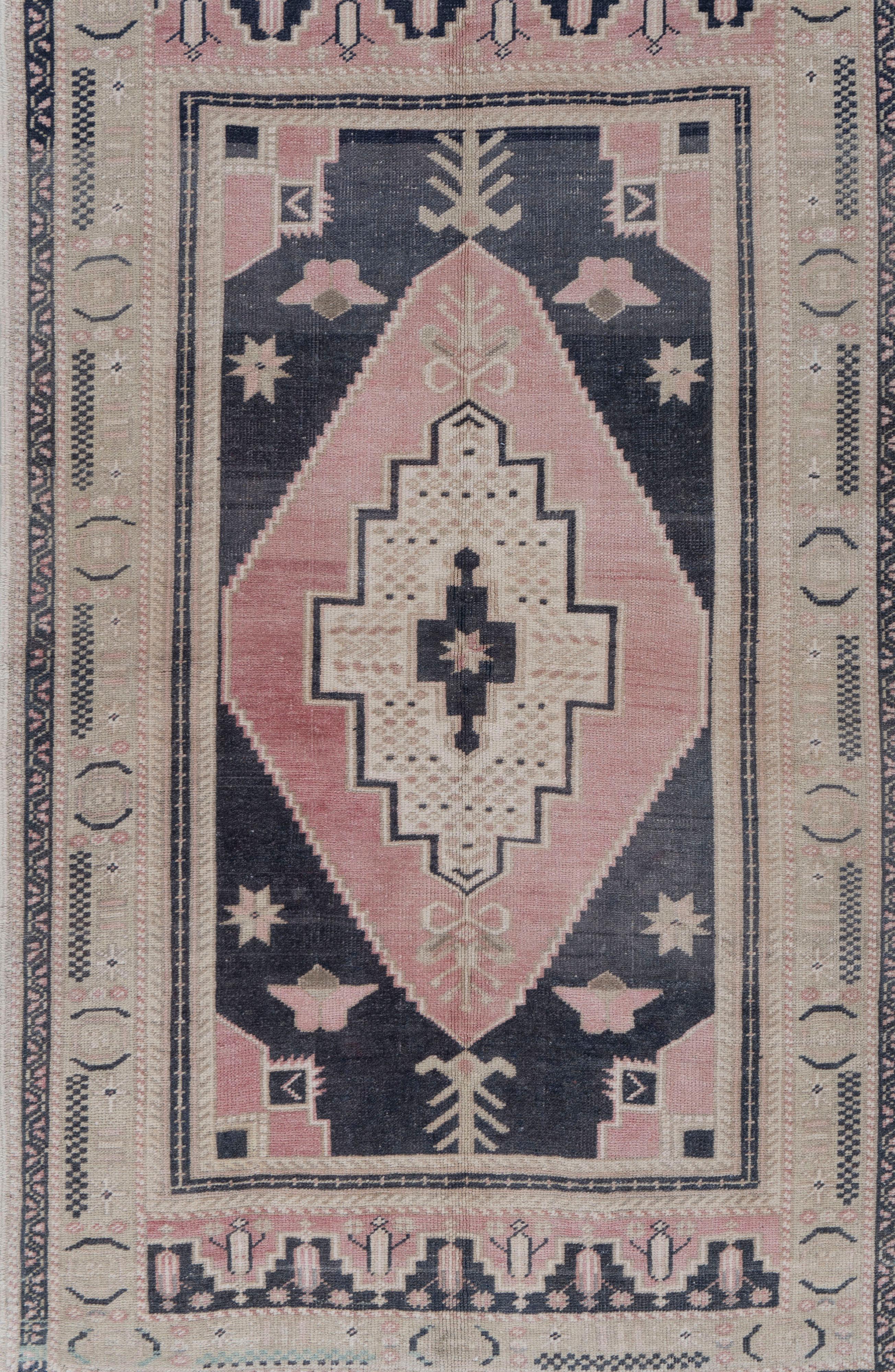 Tapis d'Oushak turc bleu et rose noué à la main Bon état - En vente à New York, NY