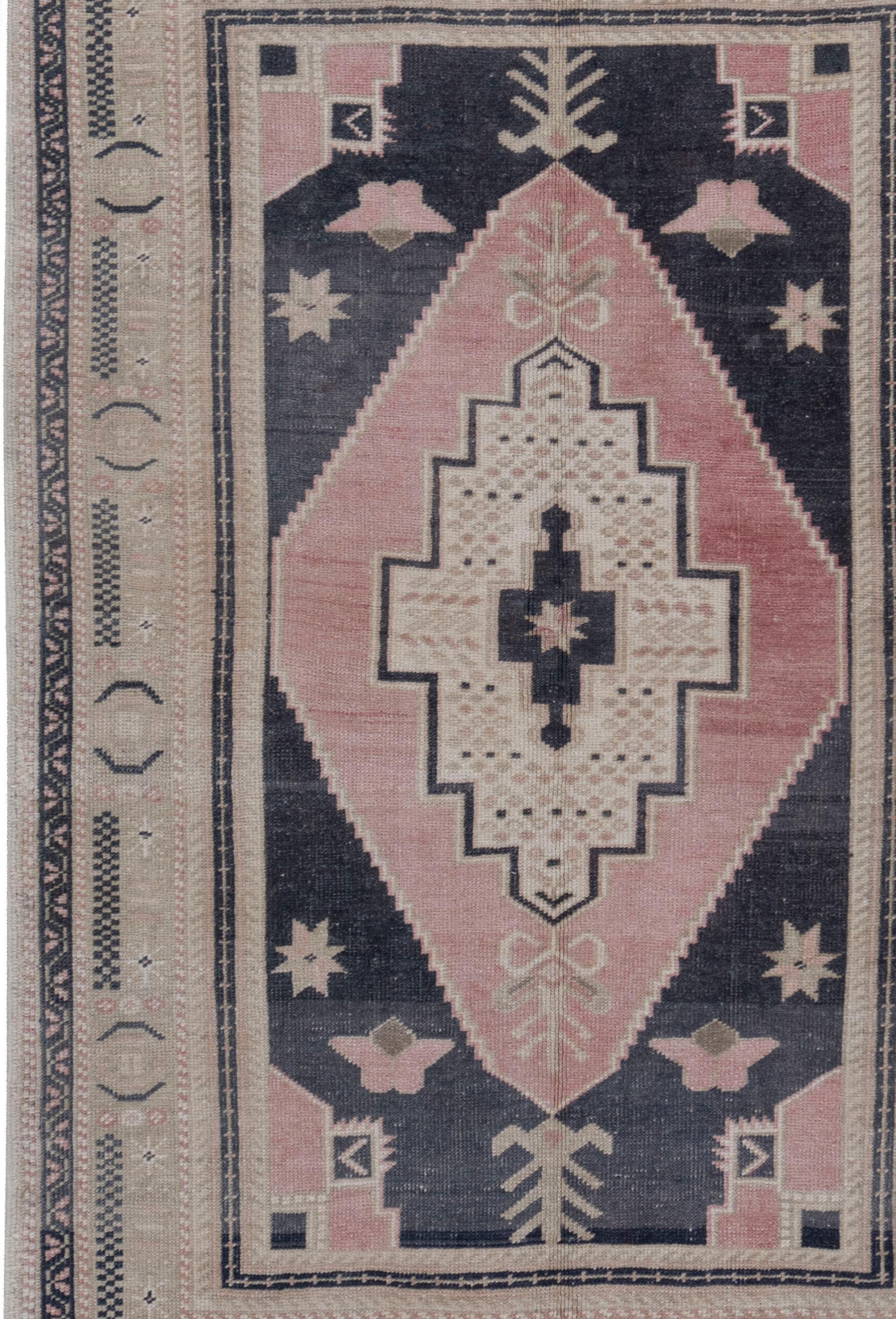 20ième siècle Tapis d'Oushak turc bleu et rose noué à la main en vente