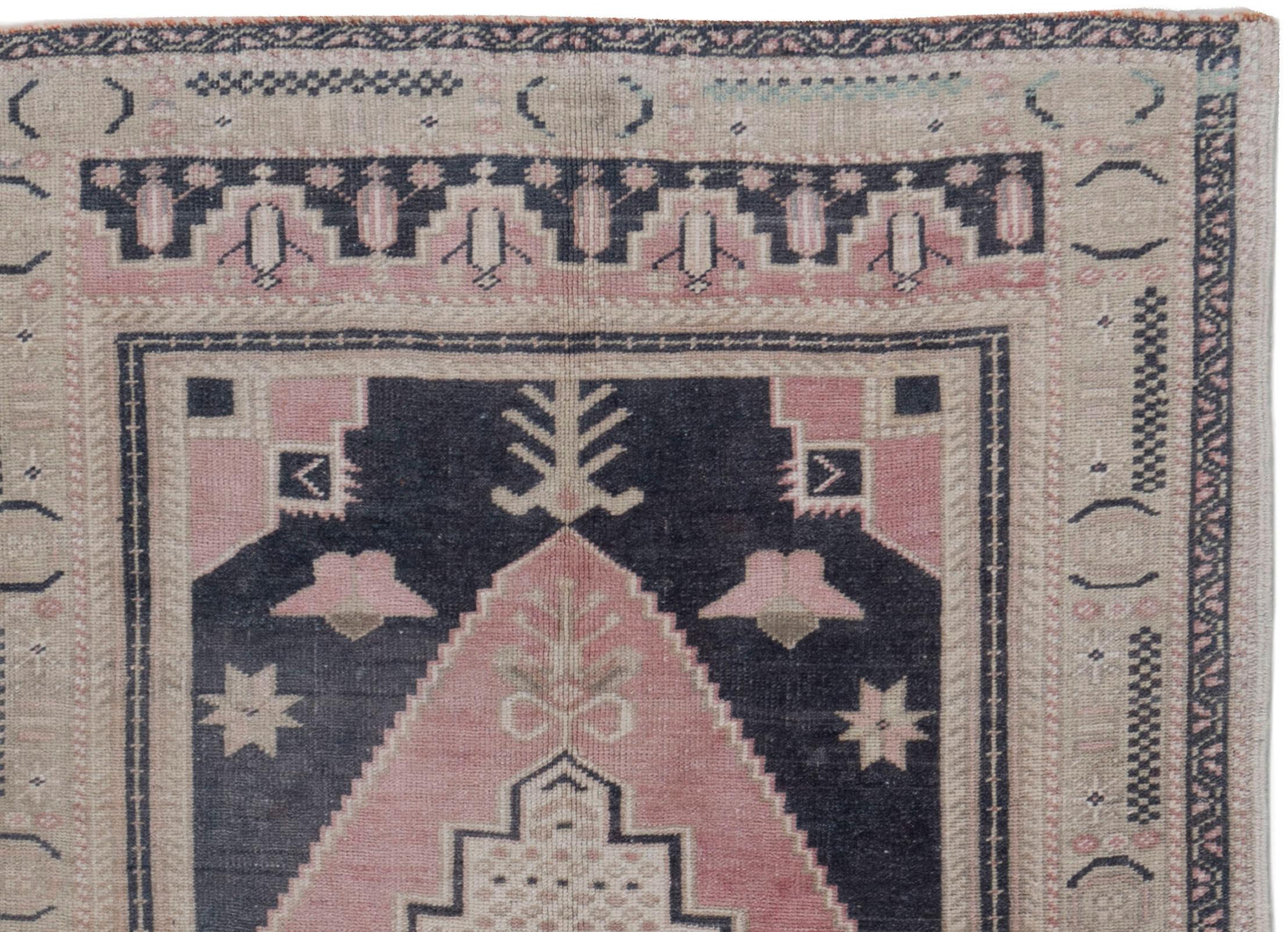Laine Tapis d'Oushak turc bleu et rose noué à la main en vente