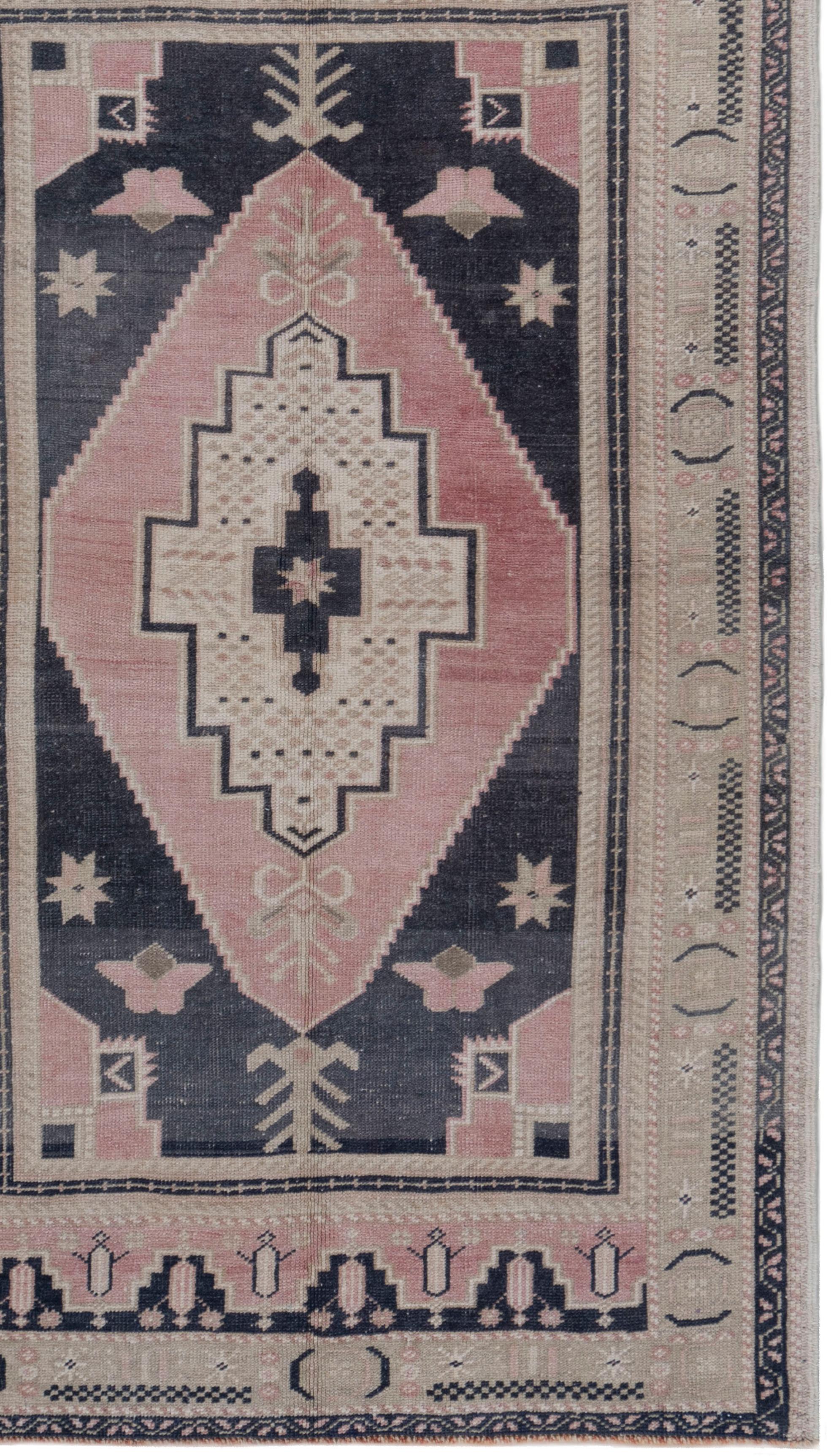 Tapis d'Oushak turc bleu et rose noué à la main en vente 1