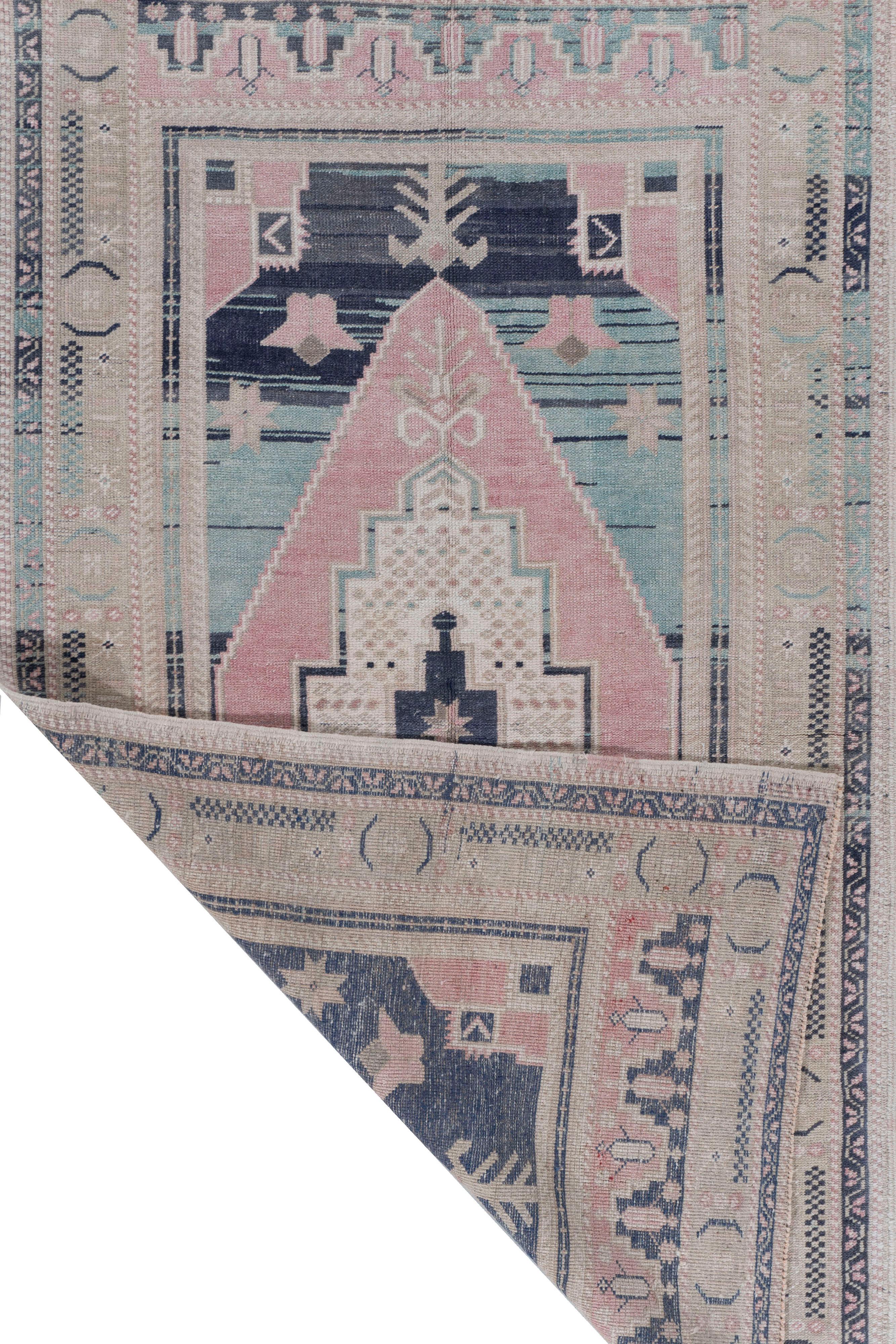 3'3 x 5'11. Ces tapis attrayants conviennent à une grande variété d'endroits, mais l'effet significatif des Oushaks est qu'ils rassemblent l'espace, le rendant confortable et chaleureux. La technique artistique de tissage des nœuds d'Oushak permet