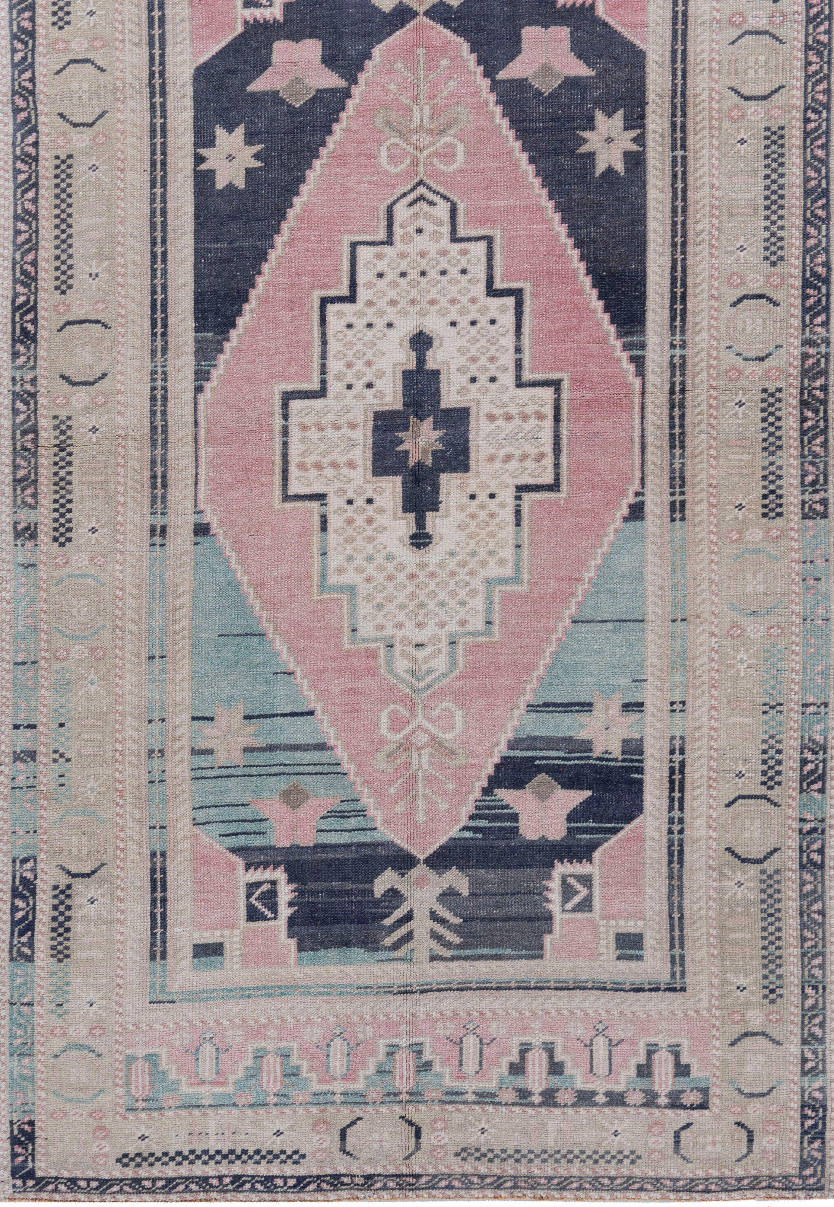 Tapis d'Oushak turc bleu noué à la main Bon état - En vente à New York, NY