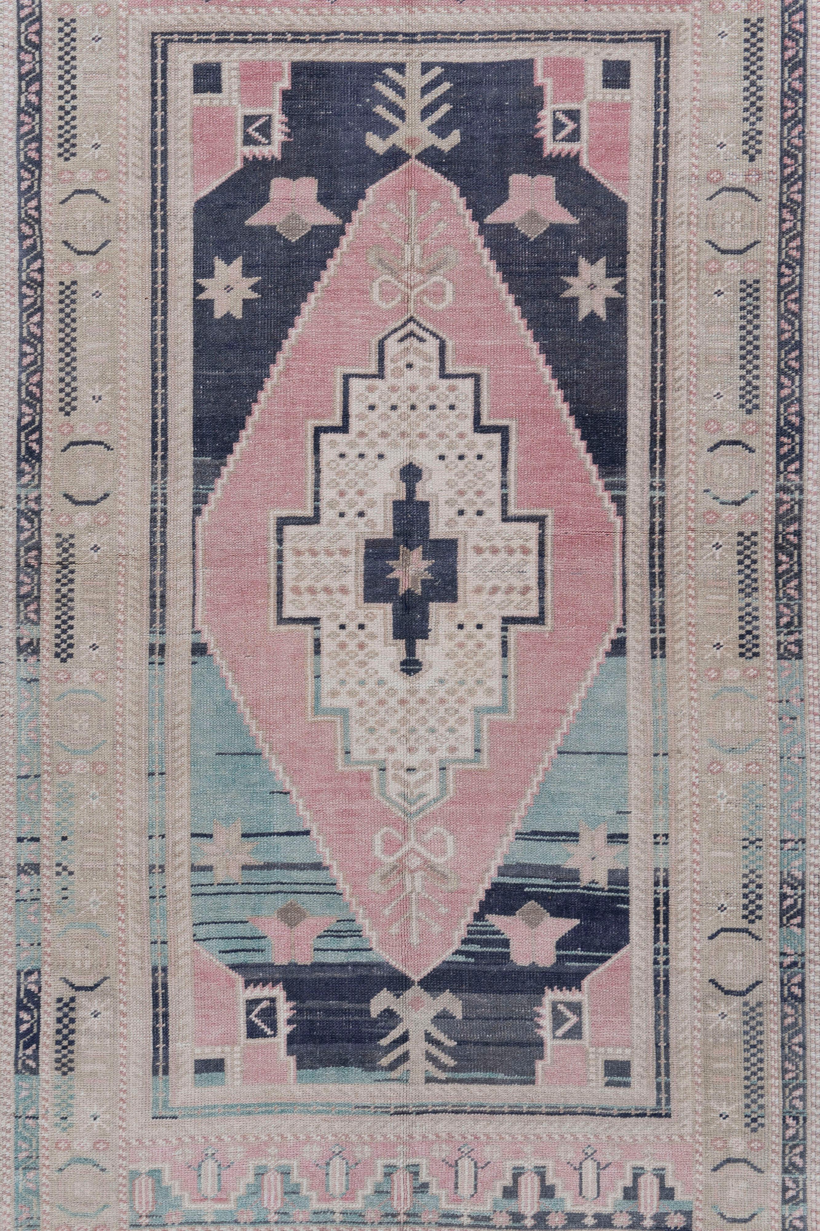 20ième siècle Tapis d'Oushak turc bleu noué à la main en vente