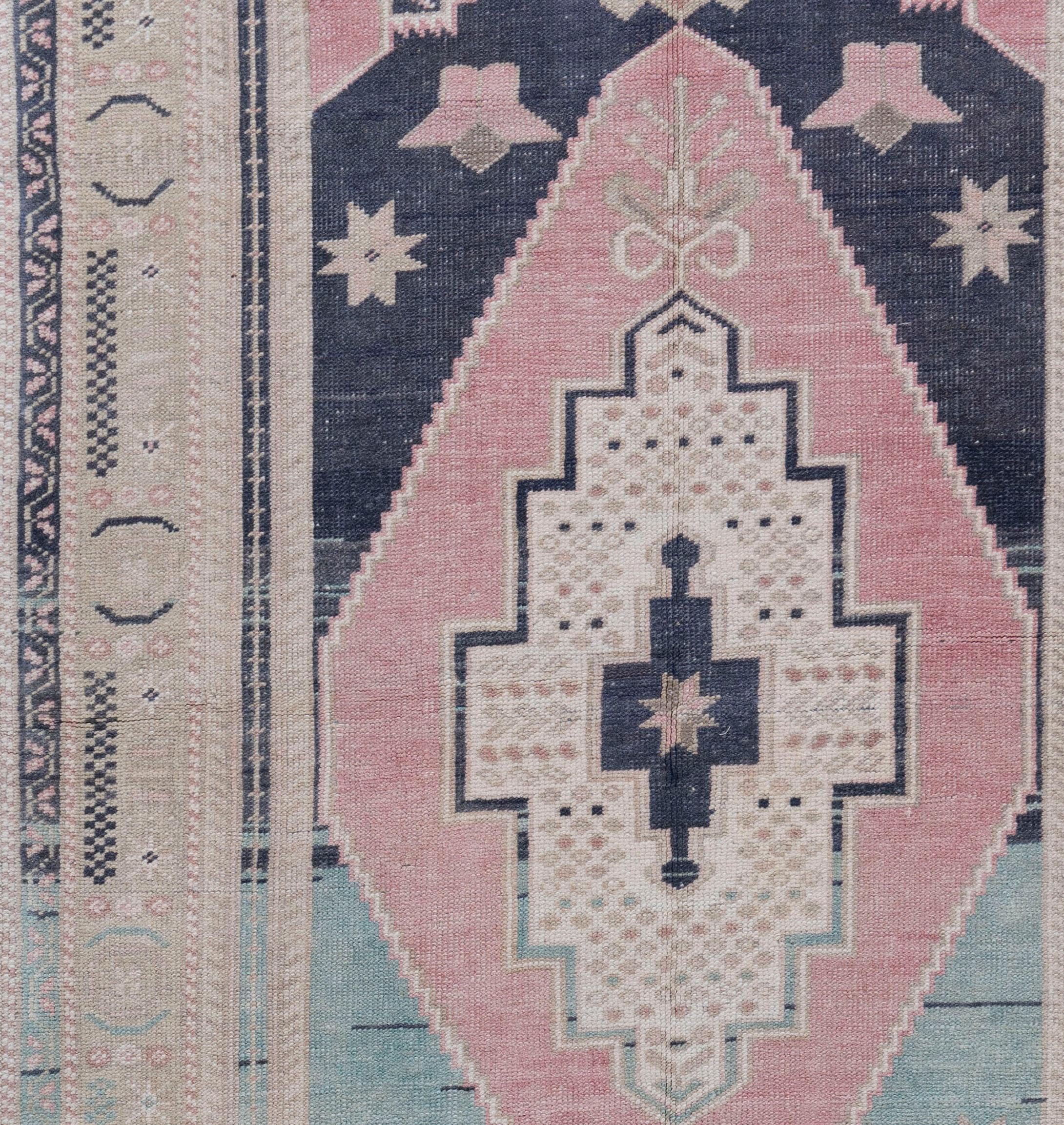 Tapis d'Oushak turc bleu noué à la main en vente 1