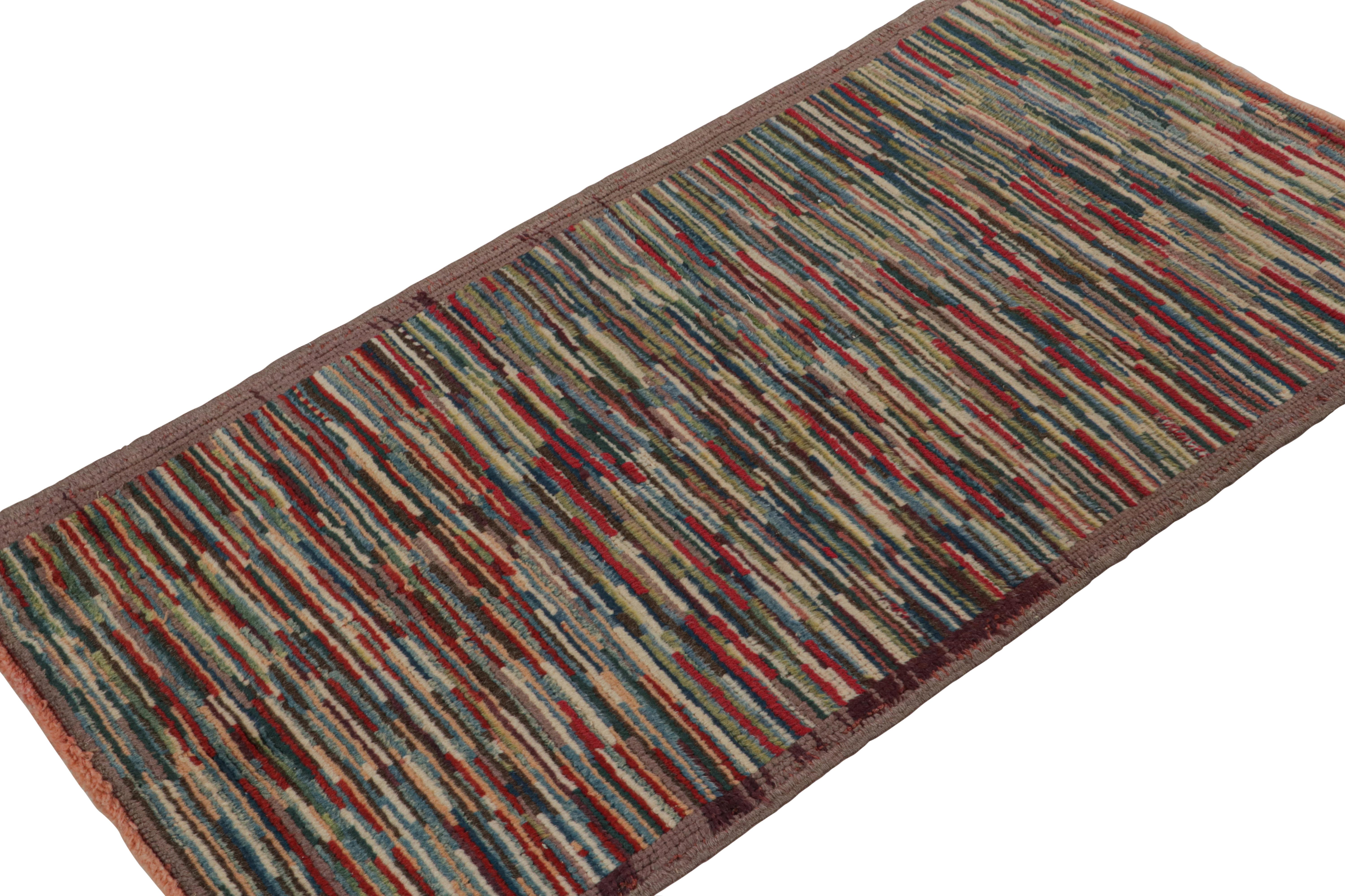 Noué à la main en laine vers 1950-1960, ce tapis vintage de 2 x 5 cm est un ajout intéressant à la collection de tapis tribaux de Rug & Kilim. Originaire de la ville titulaire en Anatolie turque, il s'agit d'un rare exemple de modernité dans un