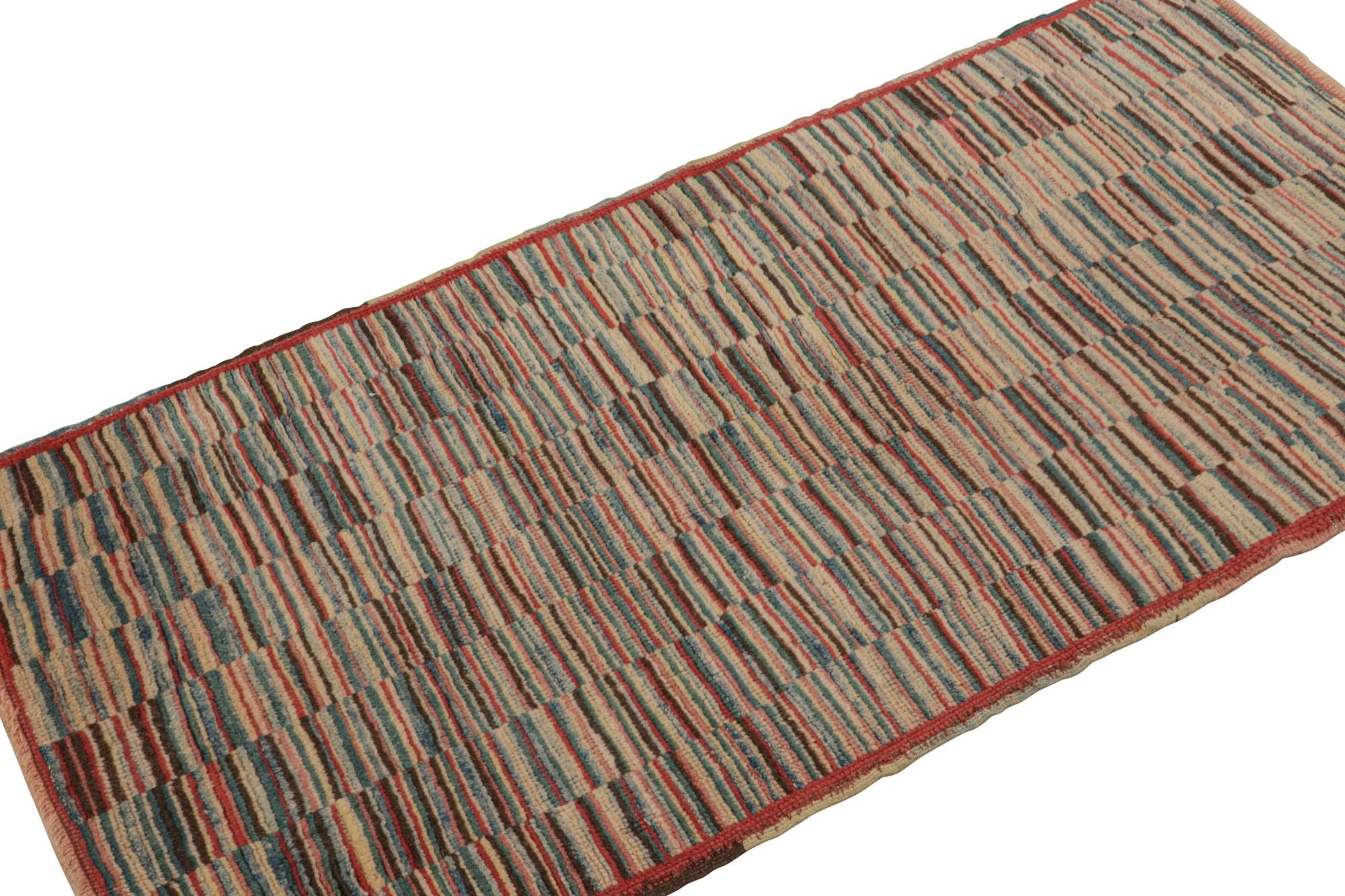 Dieser handgeknüpfte Wollteppich (ca. 1950-1960) aus Burdur (2x5) ist eine aufregende Ergänzung der Stammesteppich-Kuration von Rug & Kilim. Aus der titelgebenden Stadt im türkischen Anatolien stammend, ist es ein seltenes Stück einzigartiger