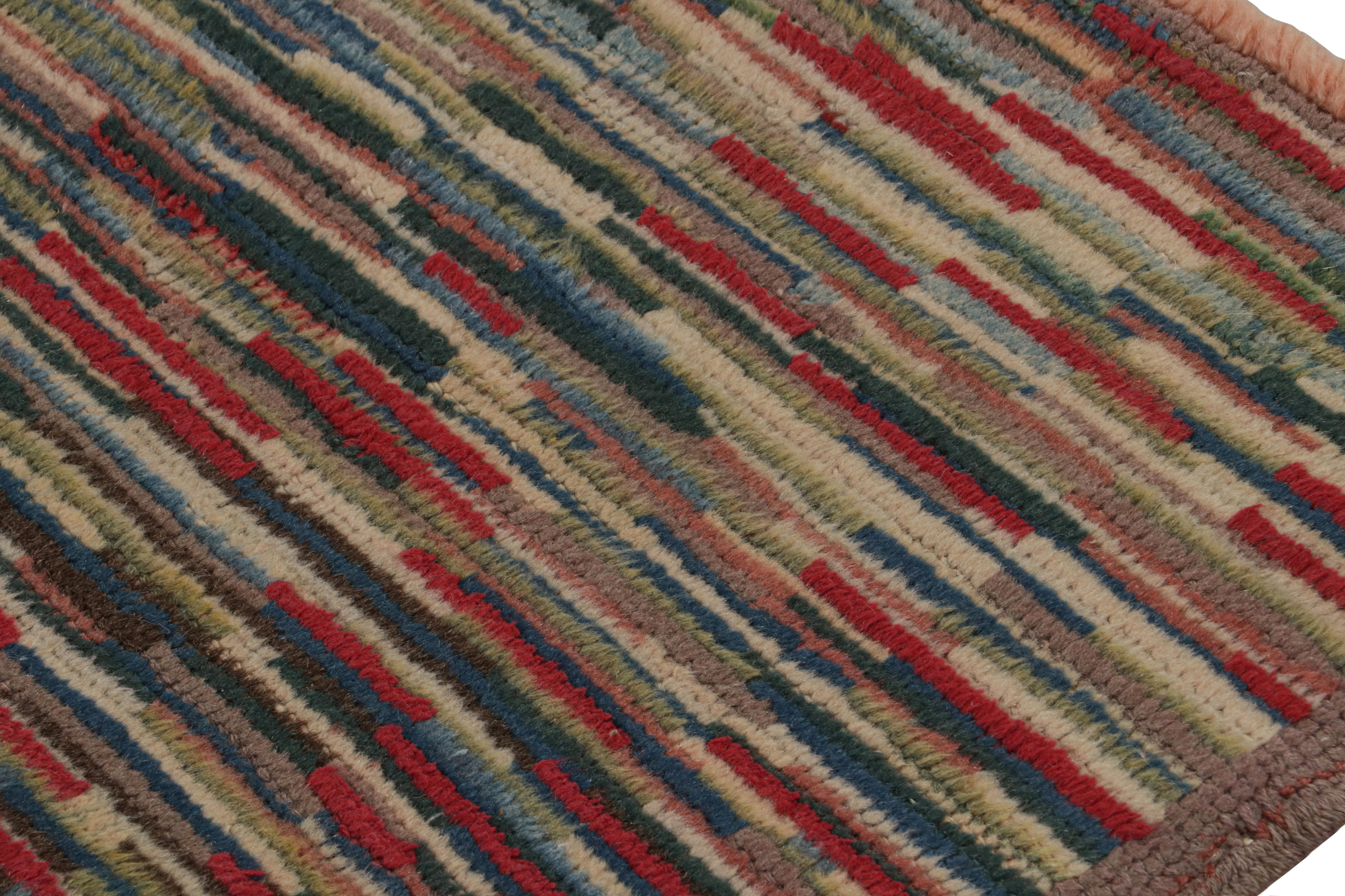 Tissé à la main Tapis turc vintage Burdur avec motifs de stries polychromes, de Rug & Kilim en vente