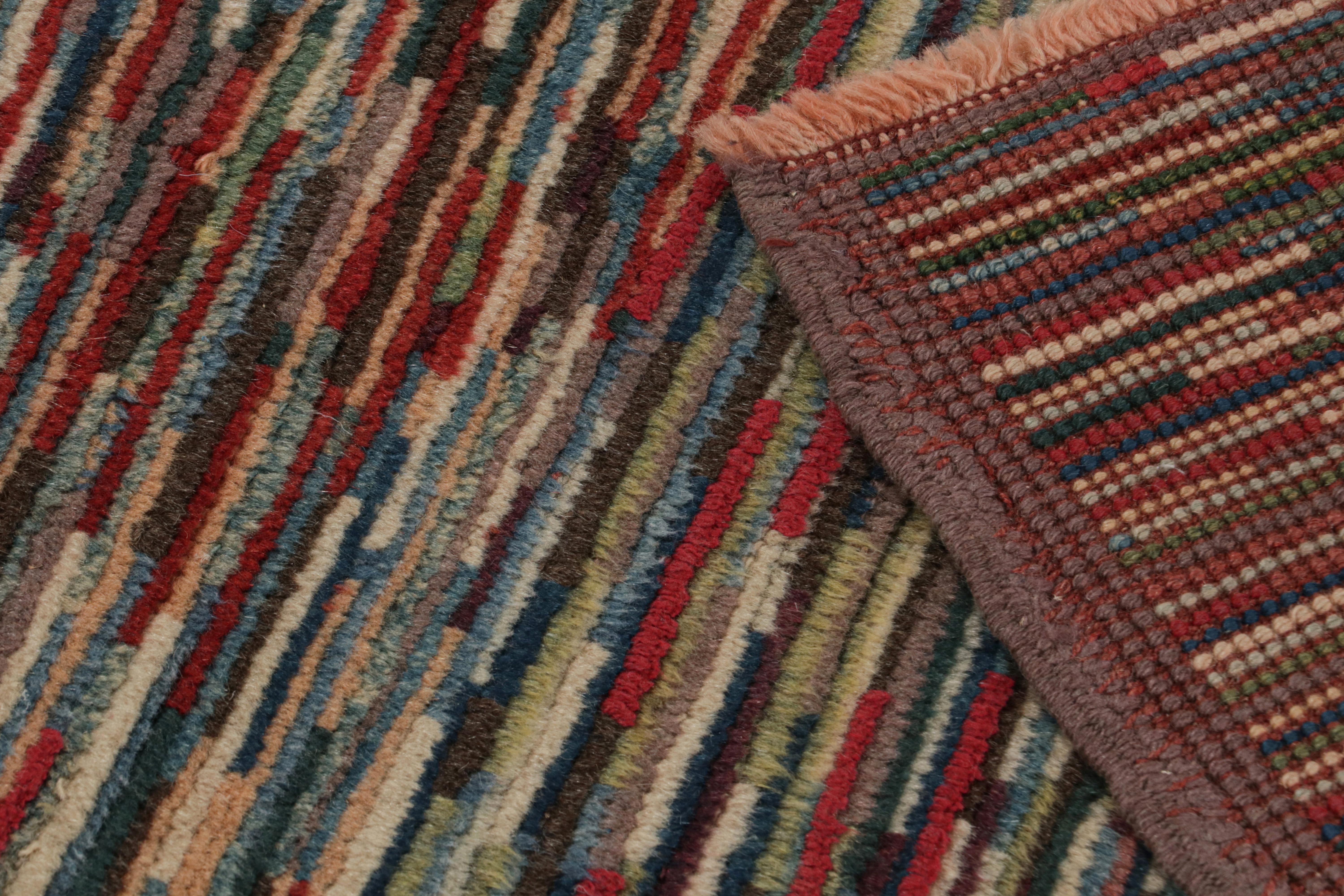 Milieu du XXe siècle Tapis turc vintage Burdur avec motifs de stries polychromes, de Rug & Kilim en vente