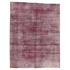 Tappeto vintage turco bordeaux sovratinto, l'industria moderna incontra l'eleganza rustica