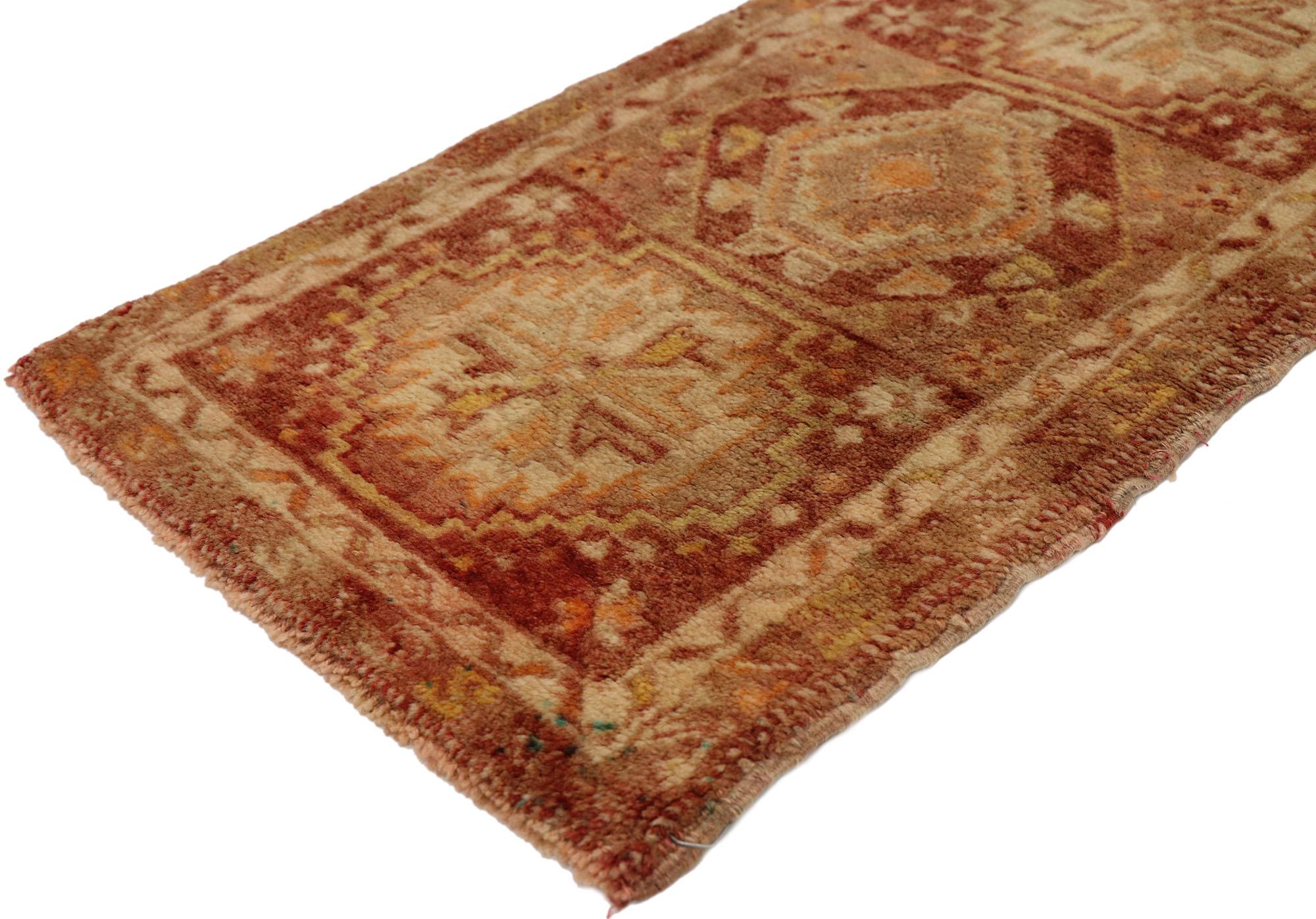 51194 Türkischer Yastik-Teppich Vintage, 01'06 x 02'07. Dieser handgeknüpfte türkische Yastik-Teppich aus Wolle zeigt ein zeitloses Design, reich an kultureller Symbolik und lebendig in seinen Rottönen. Der türkische Teppich ist in drei Abschnitte